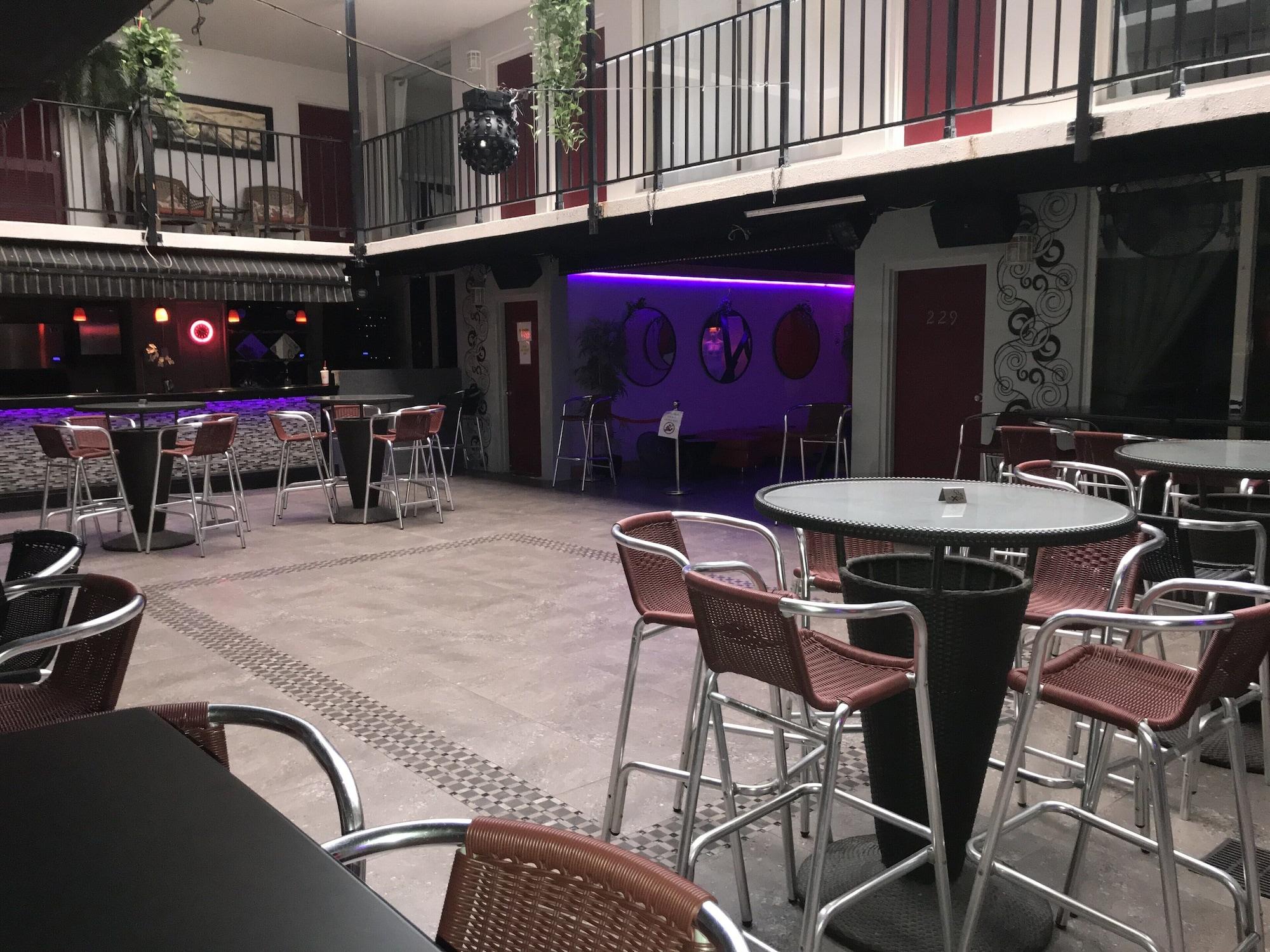 Bar/Salón Rooftop Resort - Clothing Optional - Adult Only