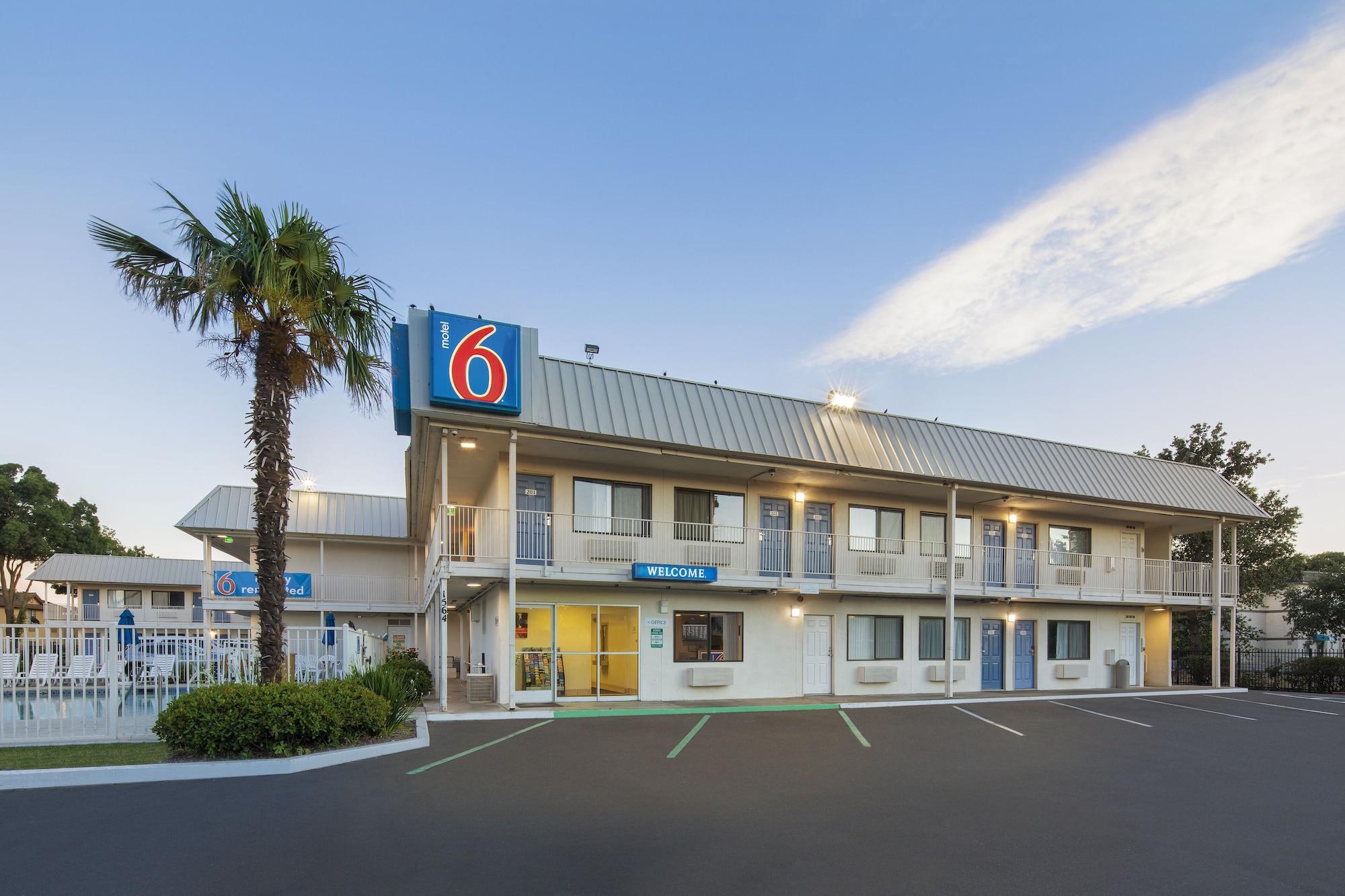 Vista Exterior Motel 6 Woodland, CA – Sacramento Airport