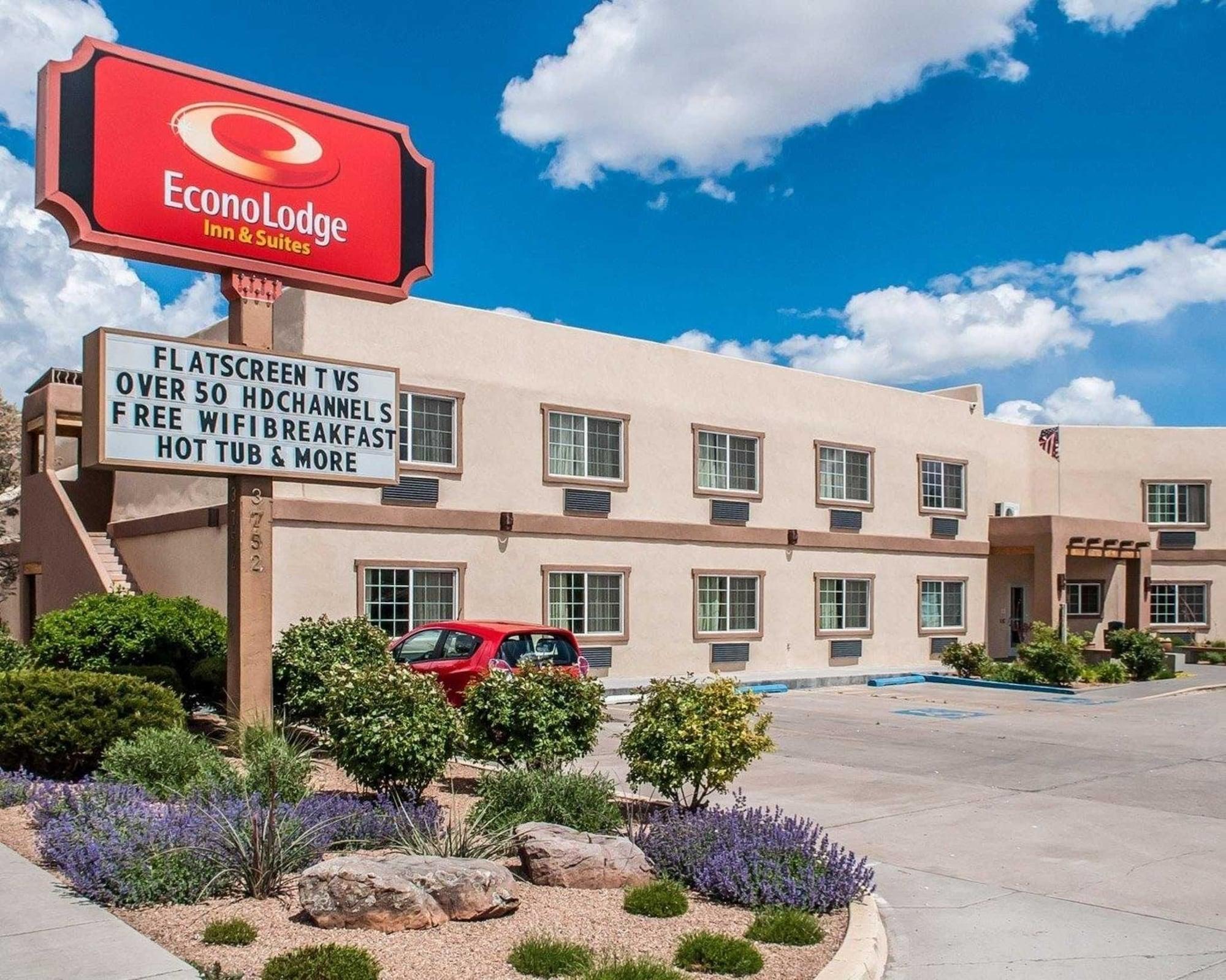 Varios Econo Lodge Inn & Suites