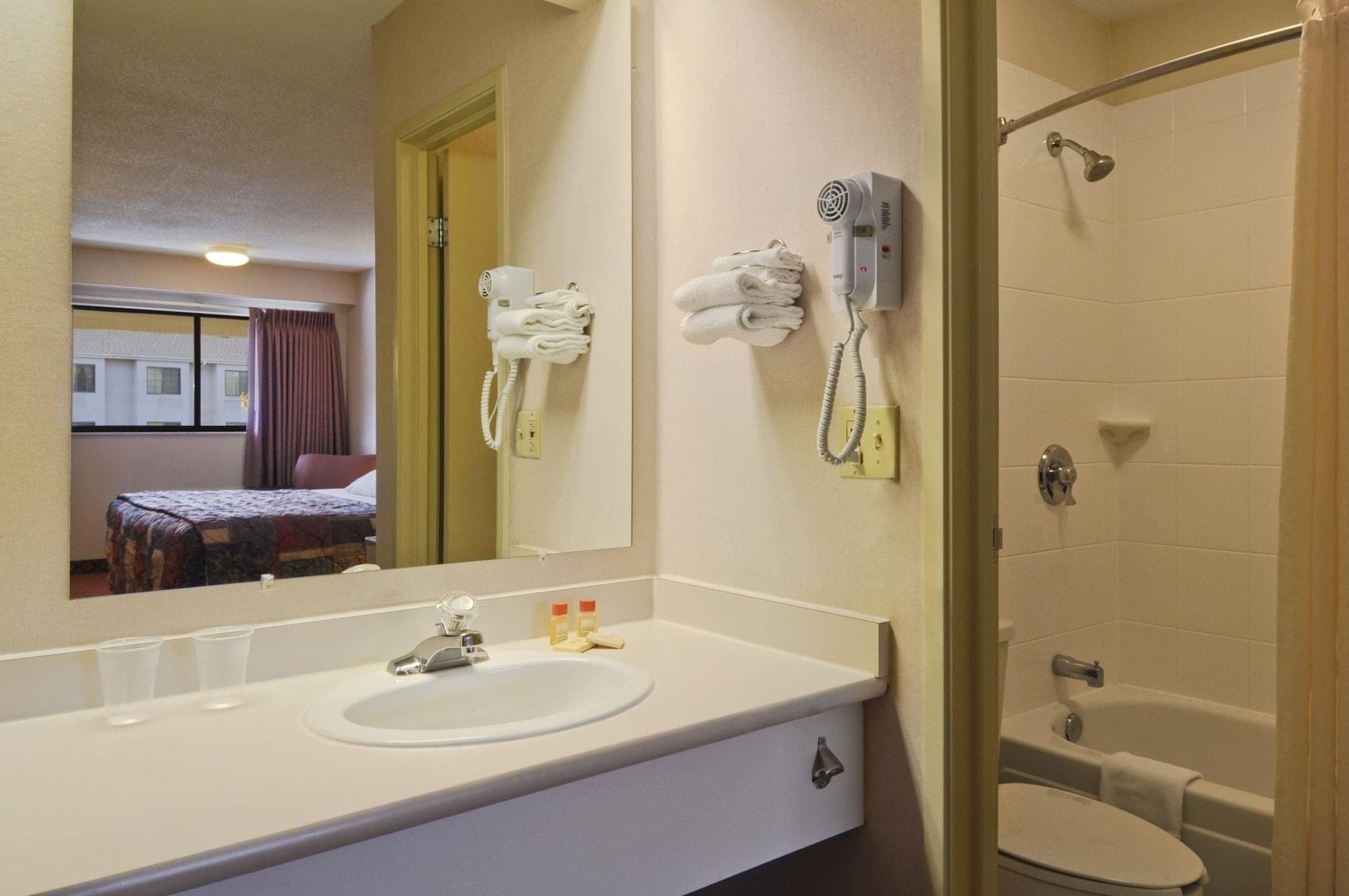 Equipamiento de Habitación Days Inn by Wyndham Overland Park/Metcalf/Convention Center