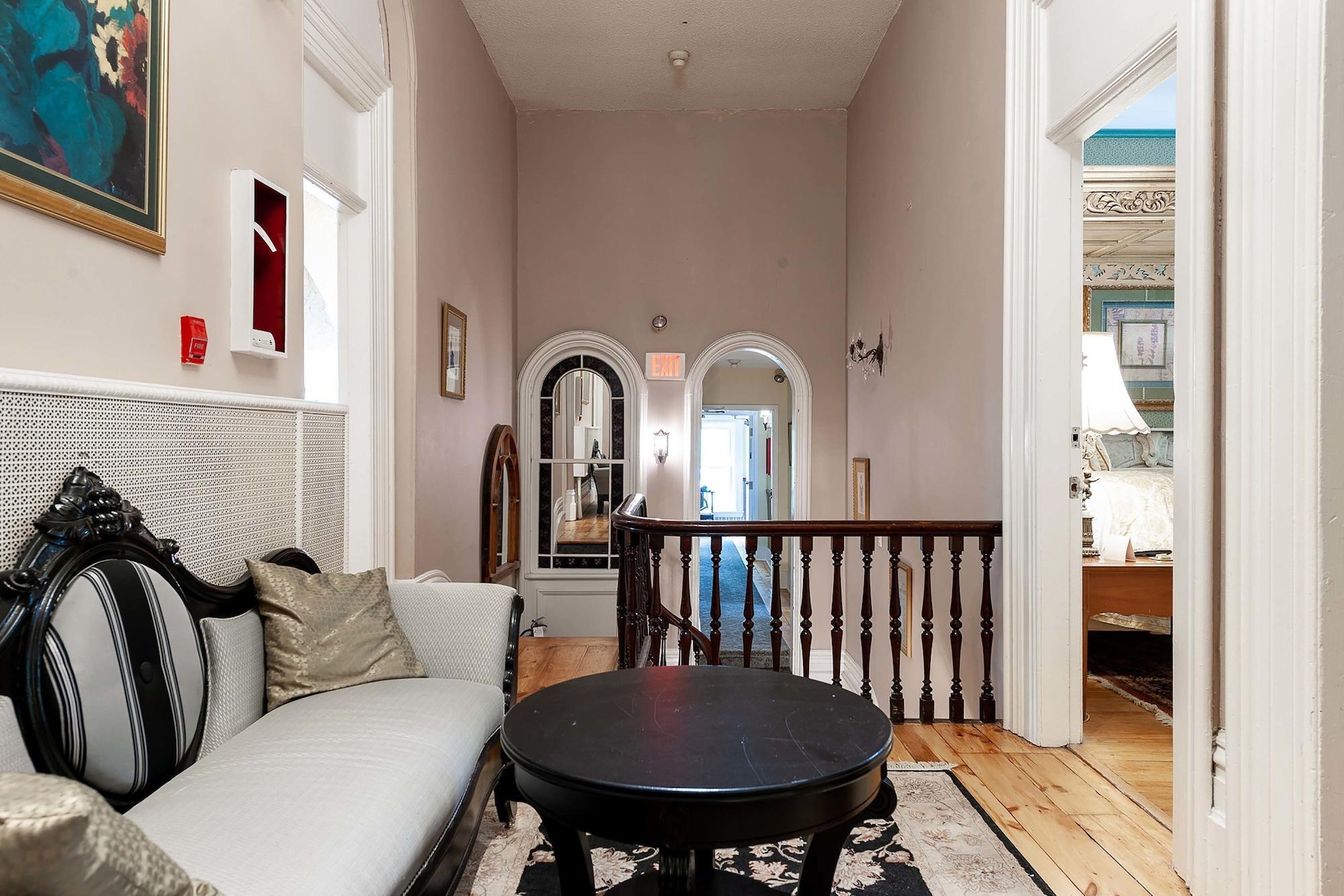 Varios Stone Maiden Inn