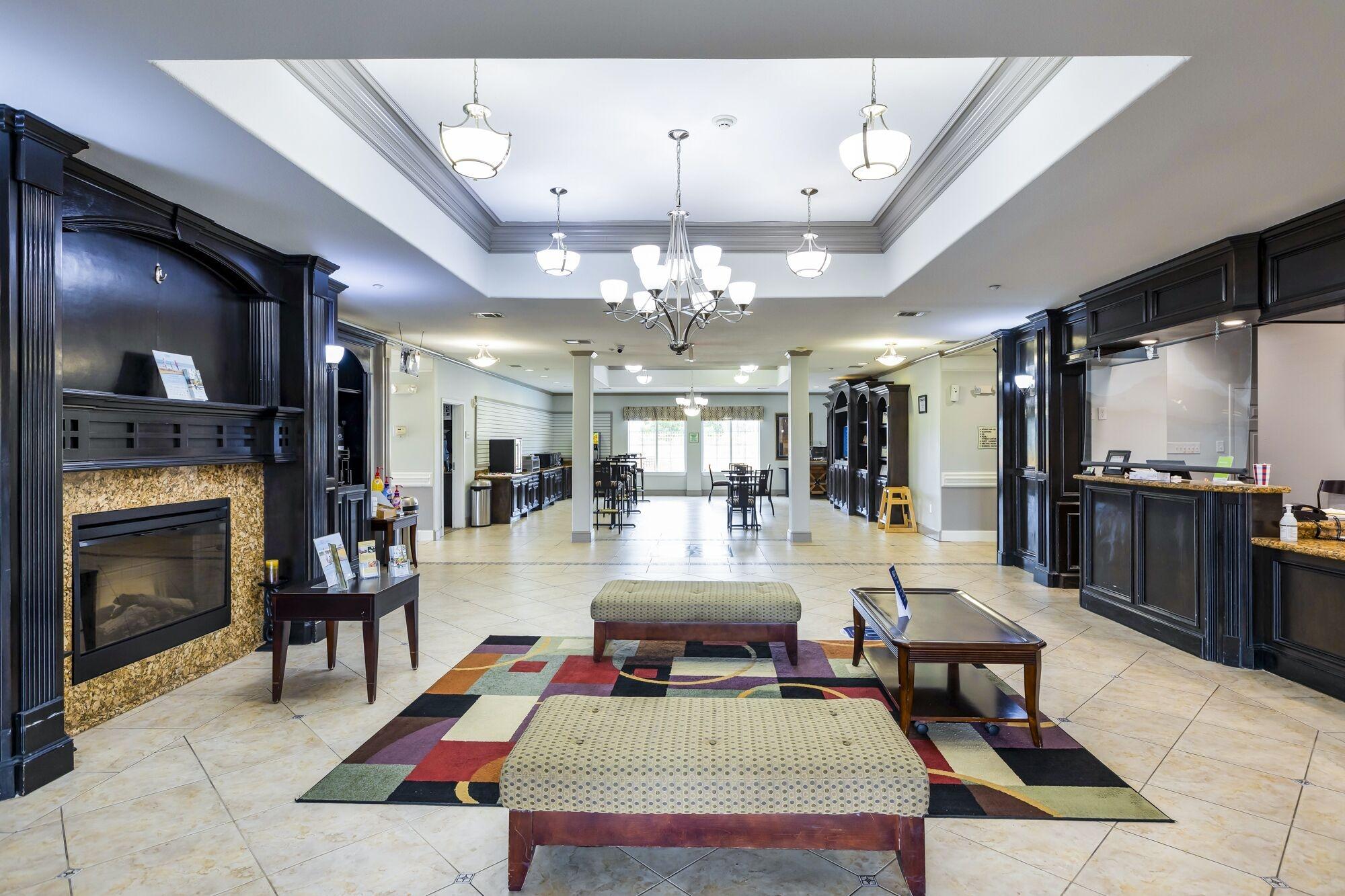 Vista Lobby La Quinta Inn & Suites by Wyndham Livingston