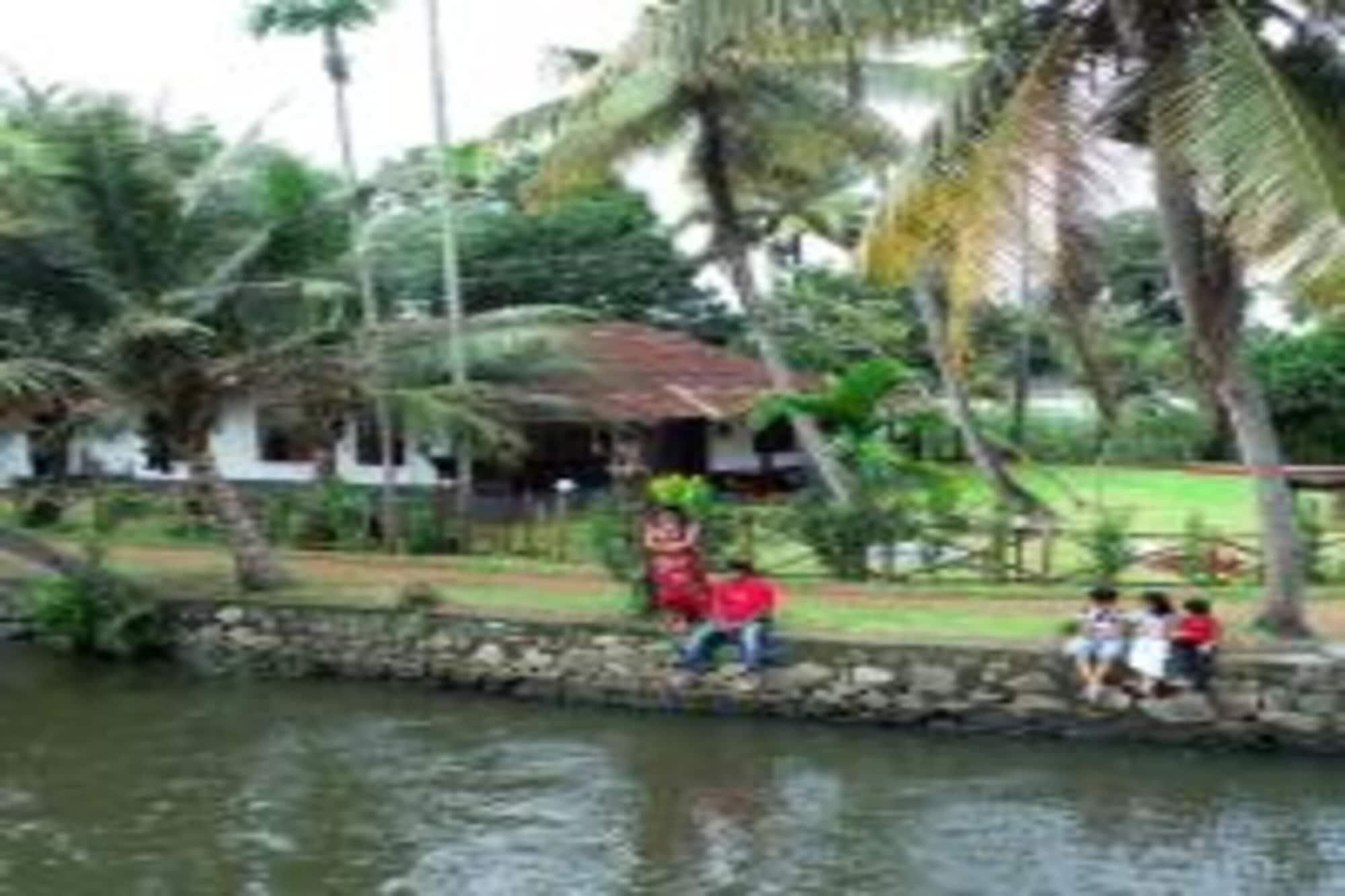 Instalaciones Recreativas Arogya lake resort