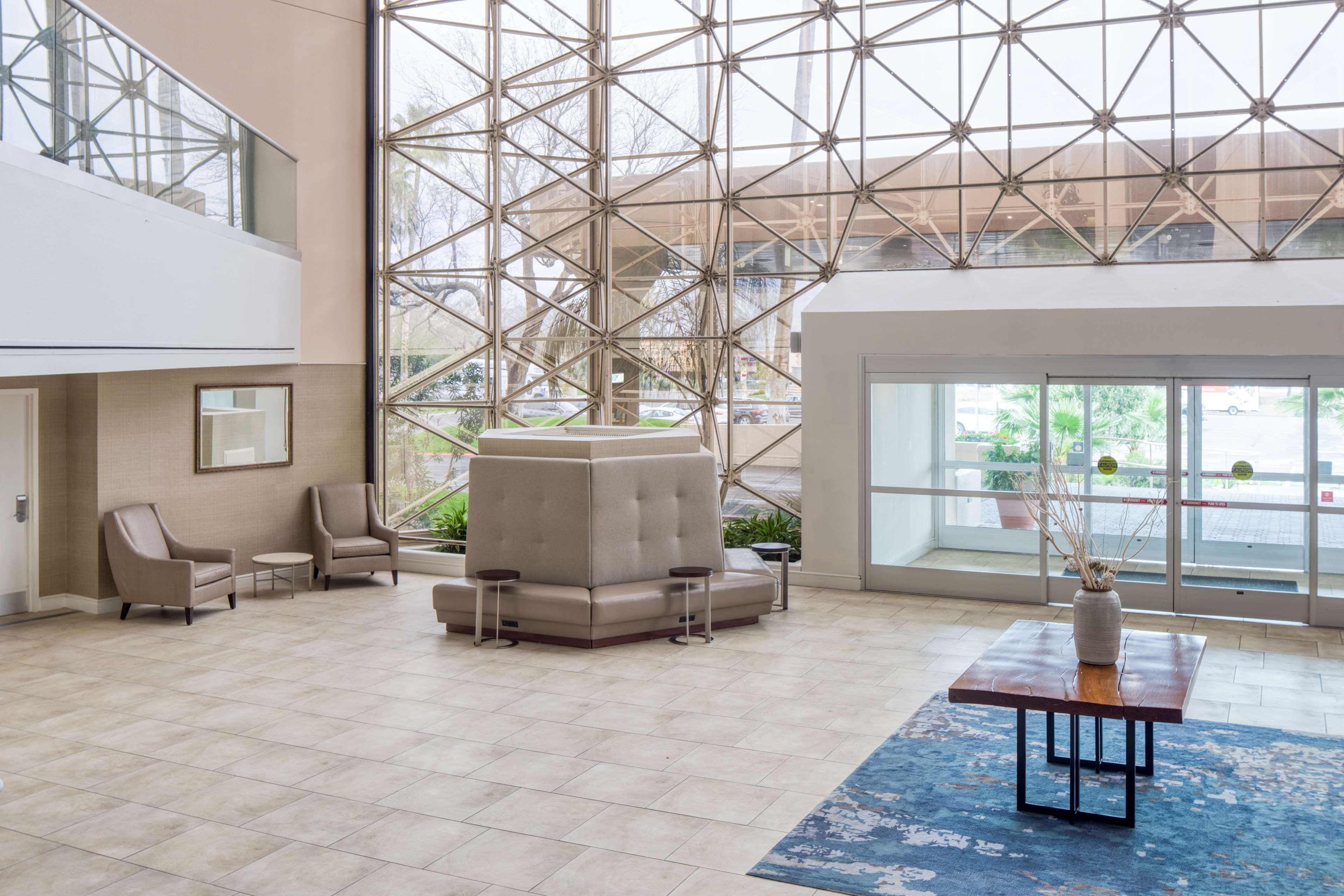 Vista Lobby Hilton Tucson East
