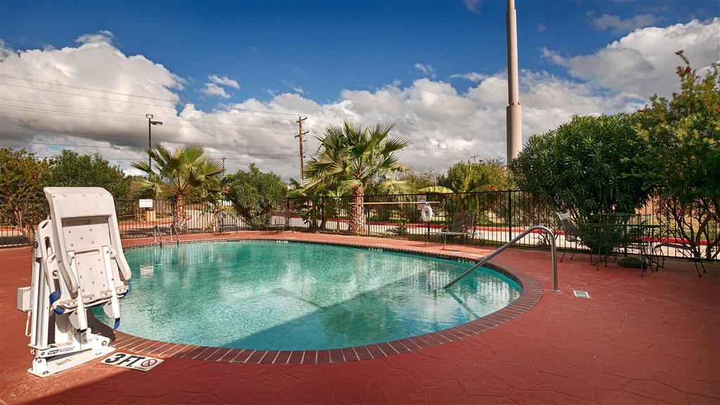 Vista Piscina Whitten Inn Cotulla RV Par