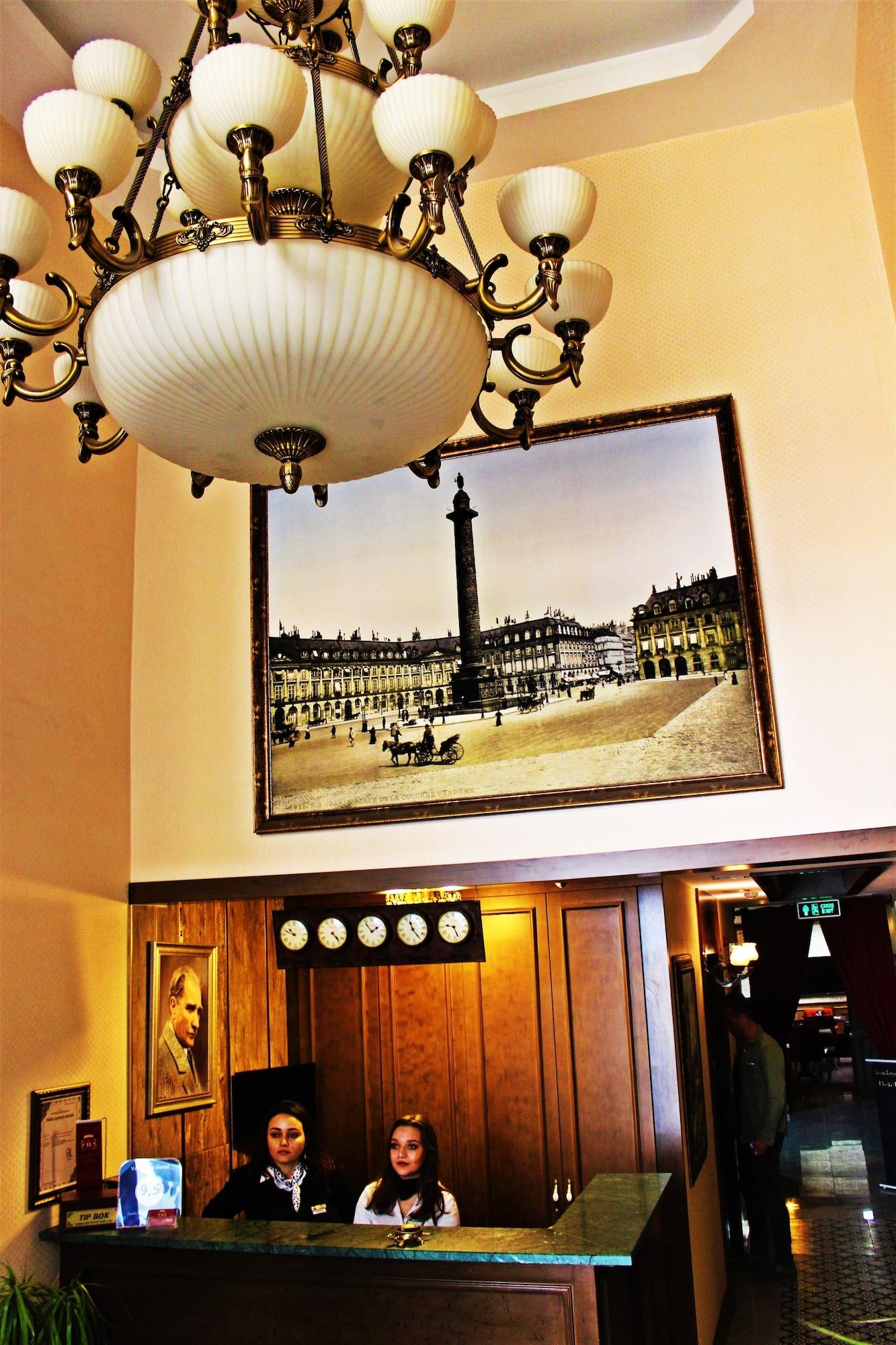 Vista Lobby Vendome Hotel