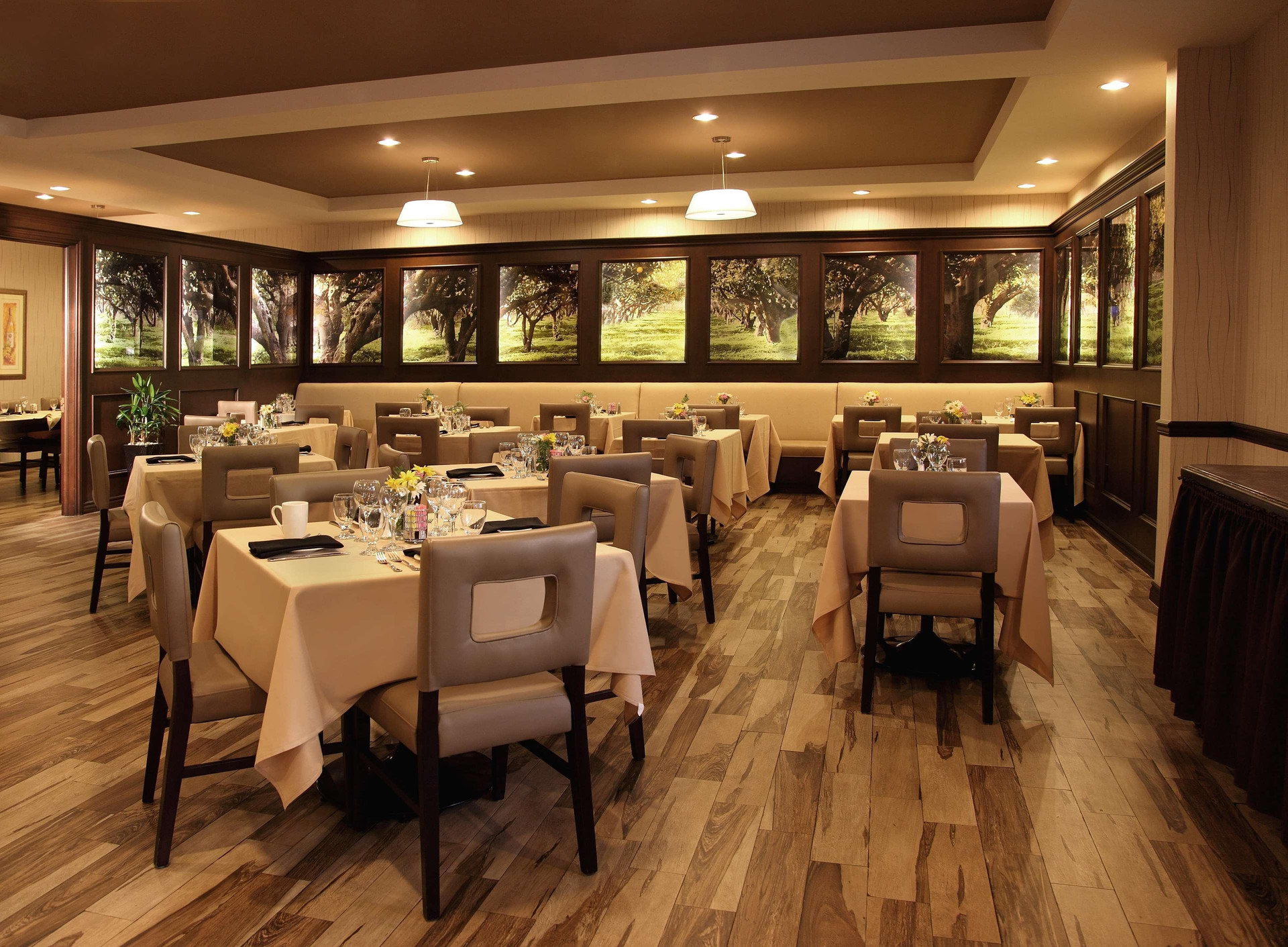 Restaurant DoubleTree by Hilton Claremont