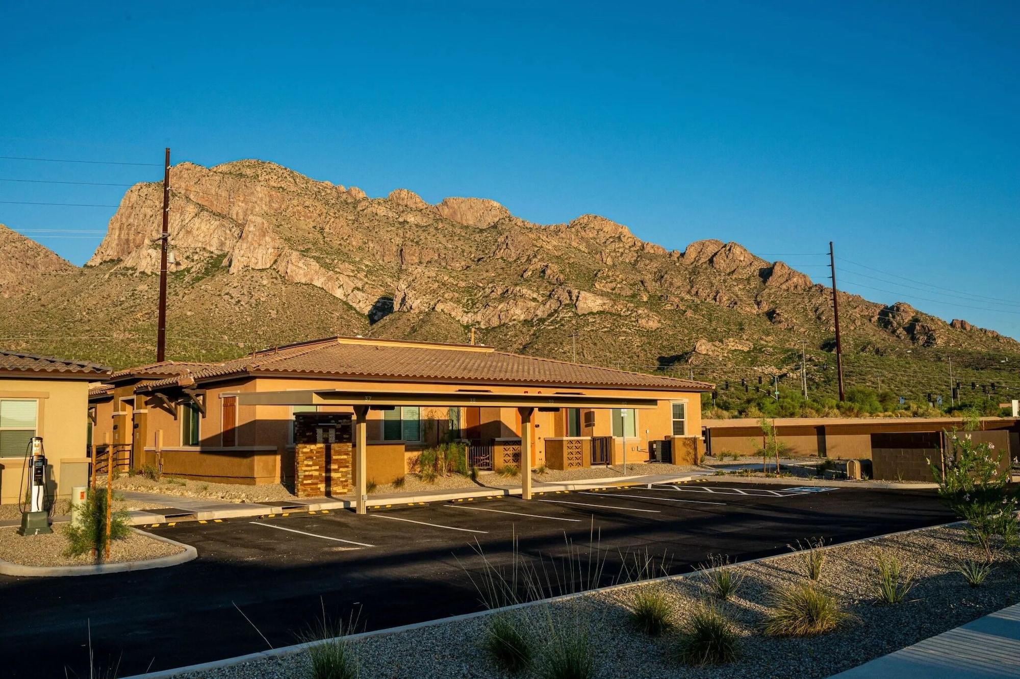 Vista Exterior Landing Apartments Oro Valley