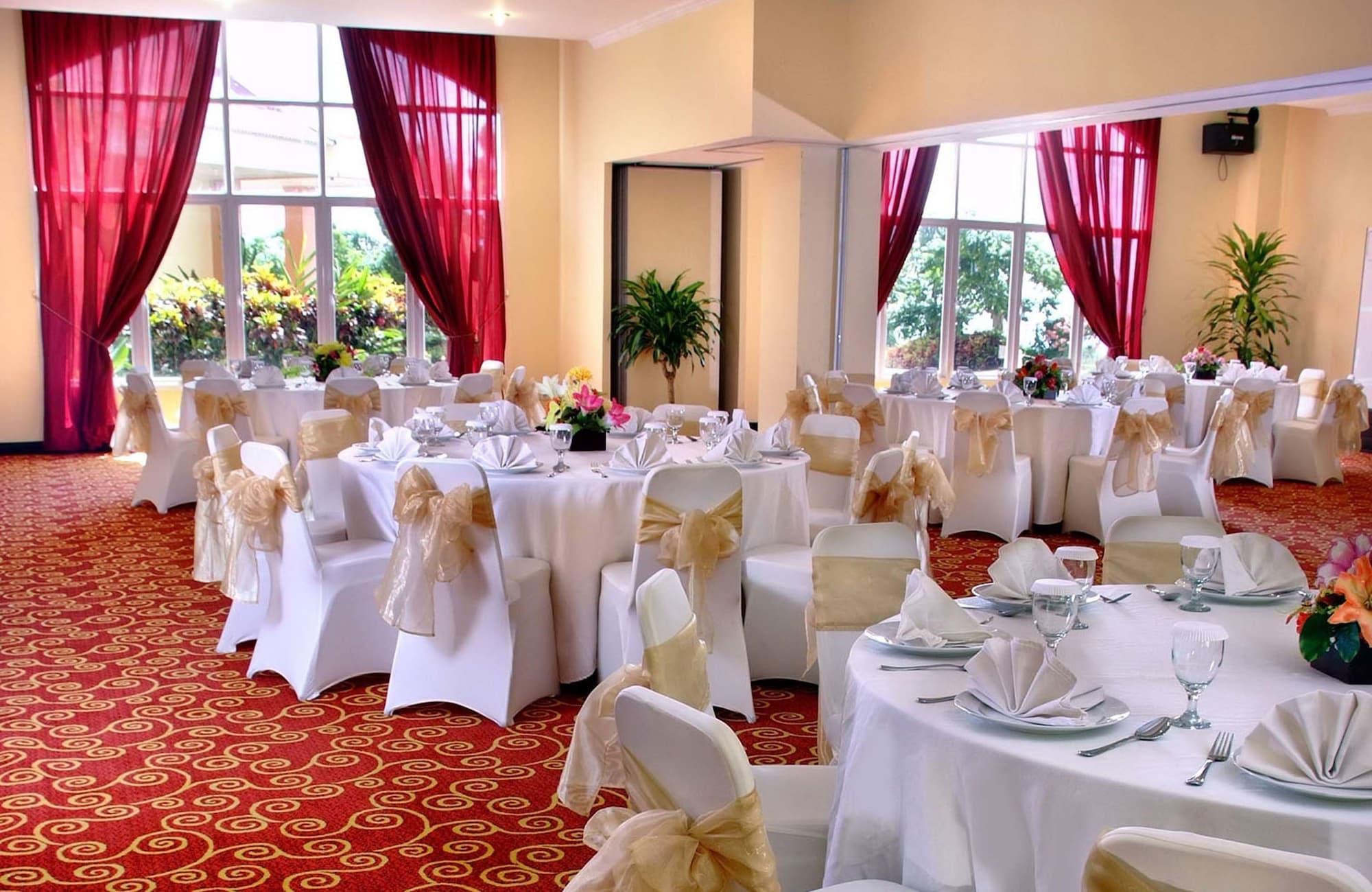 Sala de Reuniones Aston Niu Manokwari