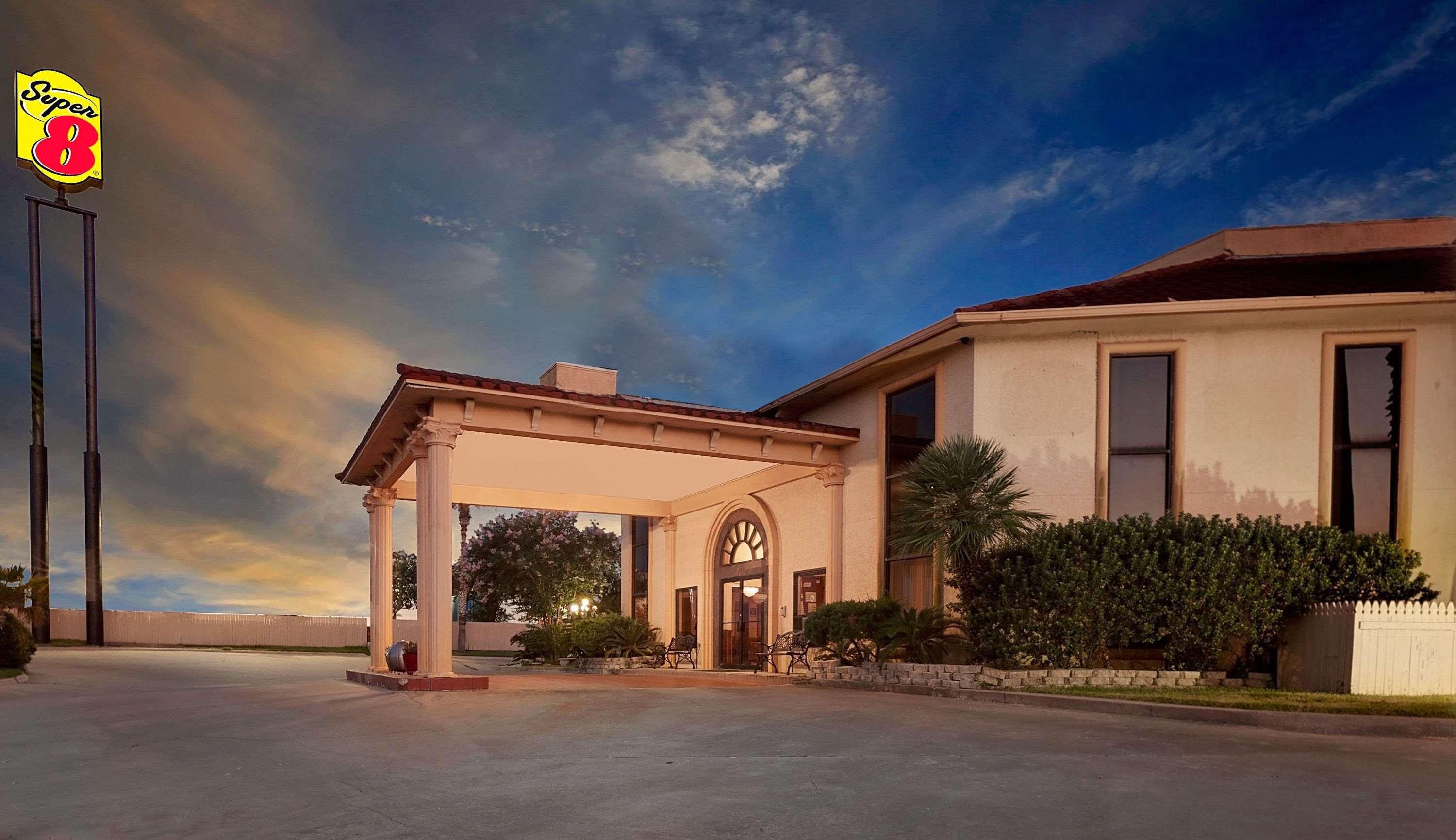Varios Super 8 by Wyndham Corpus Christi Northwest