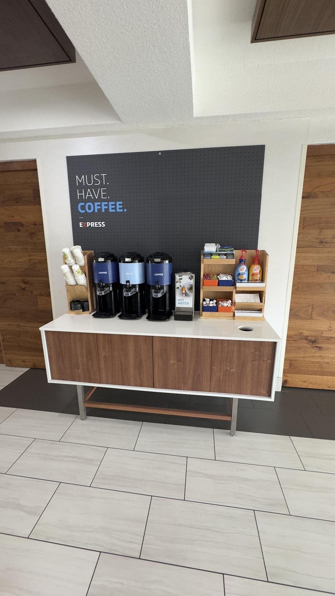 Bar/Salón Holiday Inn Express Hotel & Suites Marina - State Beach Area by IHG