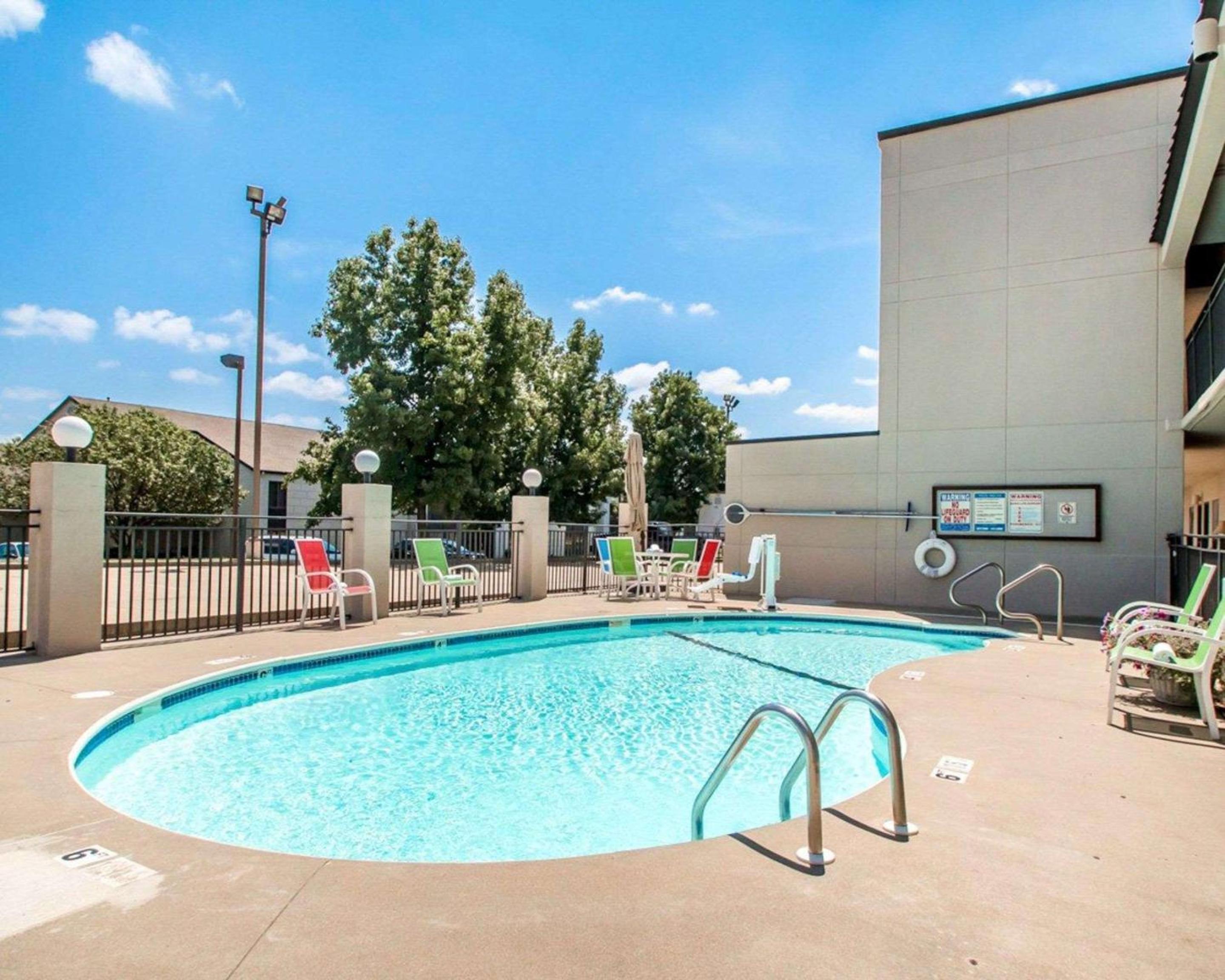Vista Piscina Quality Inn South Springfield