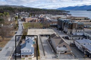 Alquiler Vacacional - PET FRIENDLY, STEPS TO LAKE & BEACH SPACIOUS & MODERN, Wt.PATIO & FREE PARKING