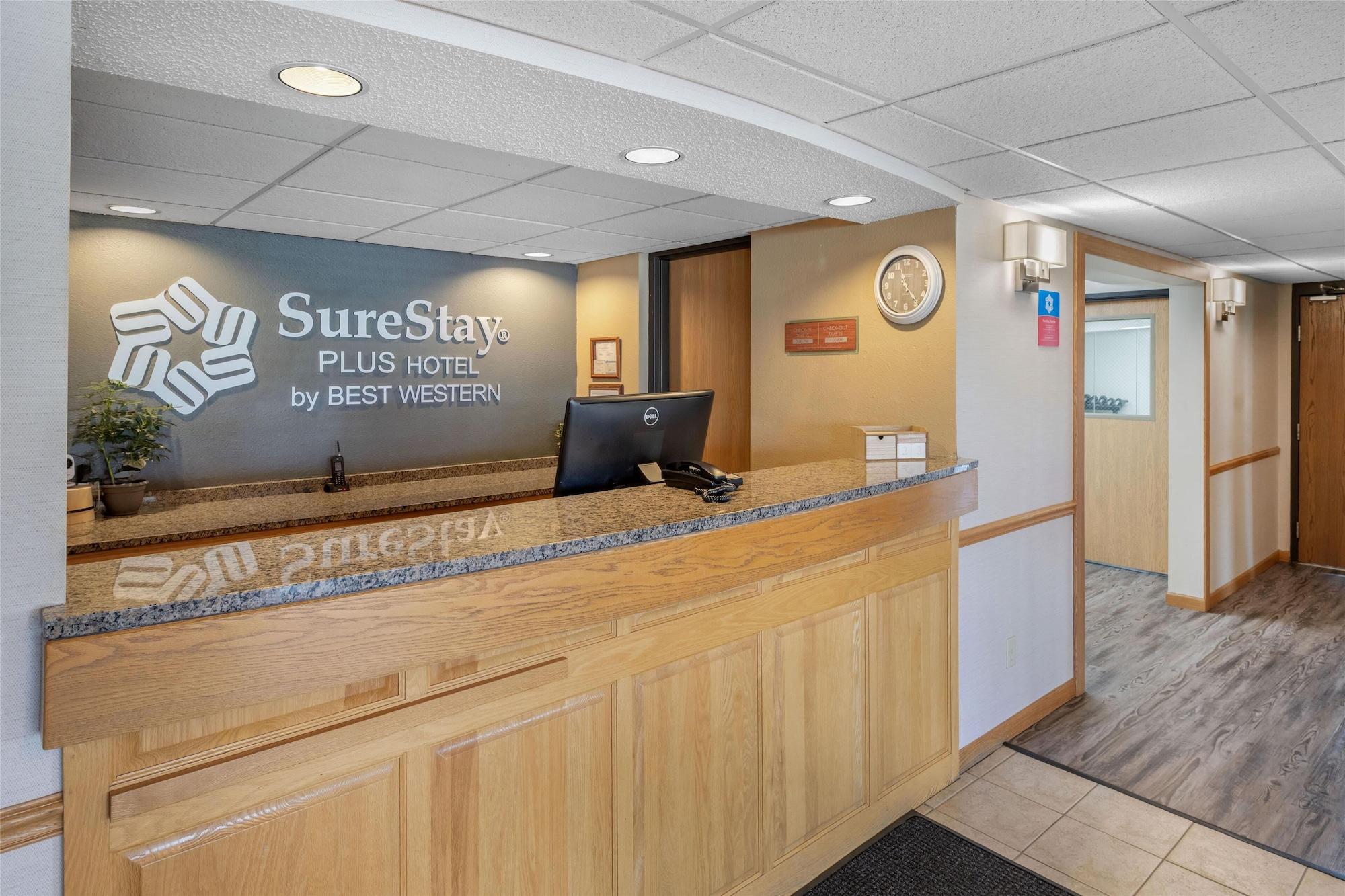 Vista Lobby SureStay Plus Hotel by Best Western Litchfield