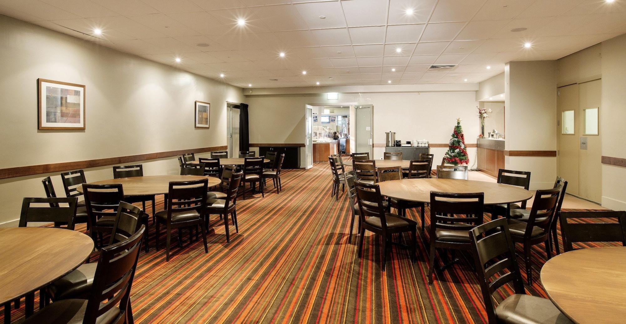 Salón de Baile Nightcap at Gateway Hotel