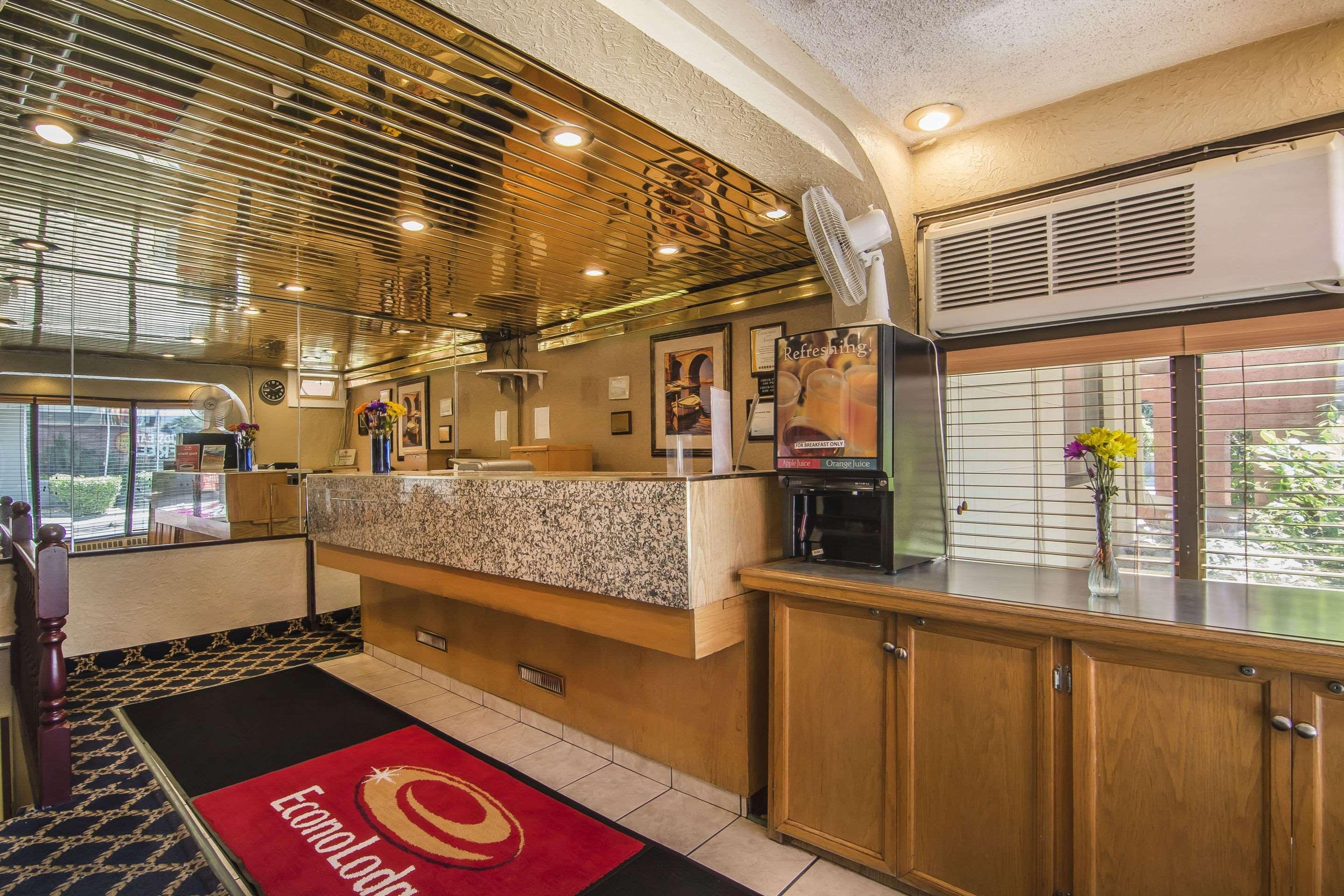 Vista Lobby Econo Lodge Motel Village