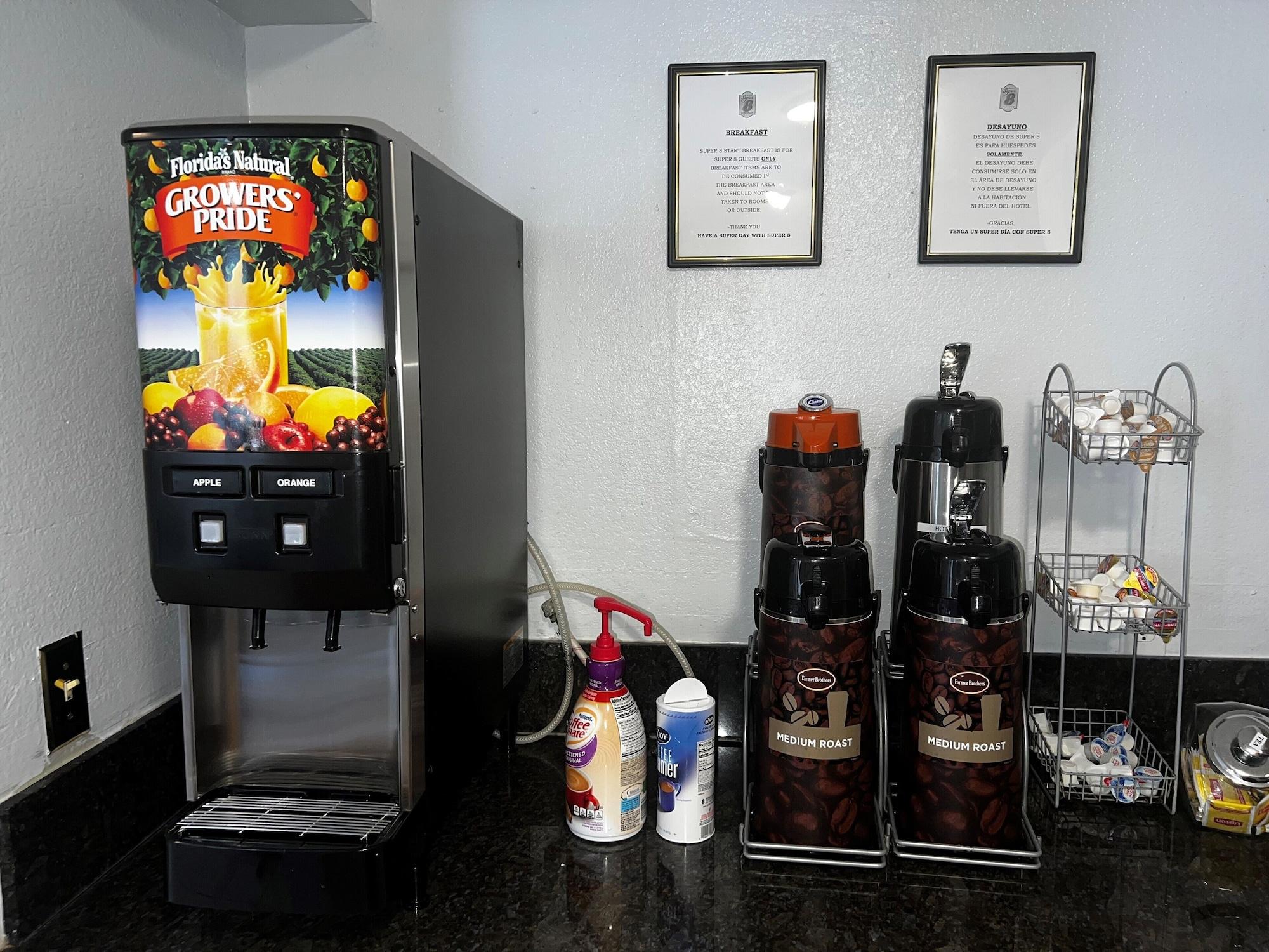 Restaurant Super 8 by Wyndham College Station