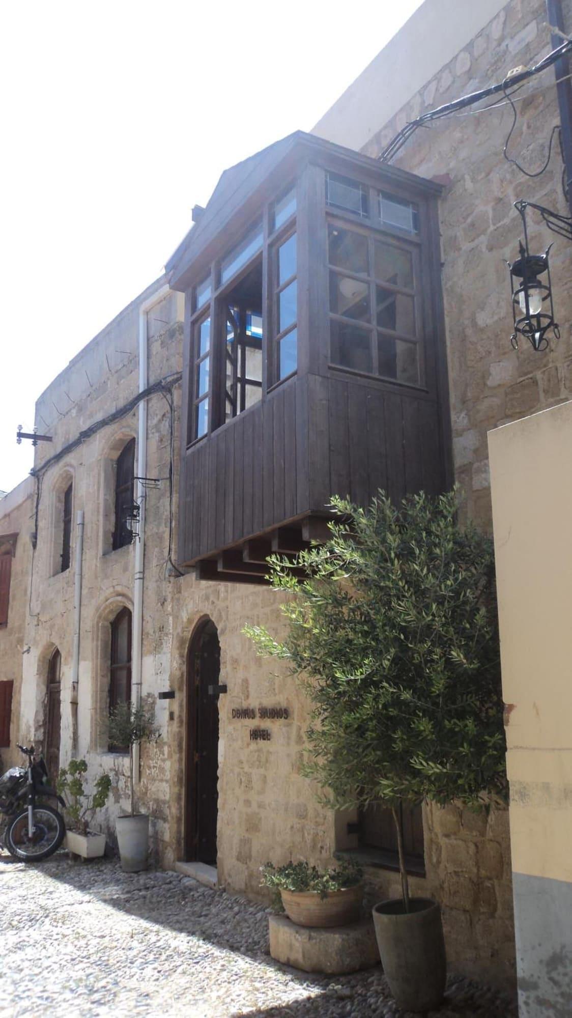 Varios Domus Studios