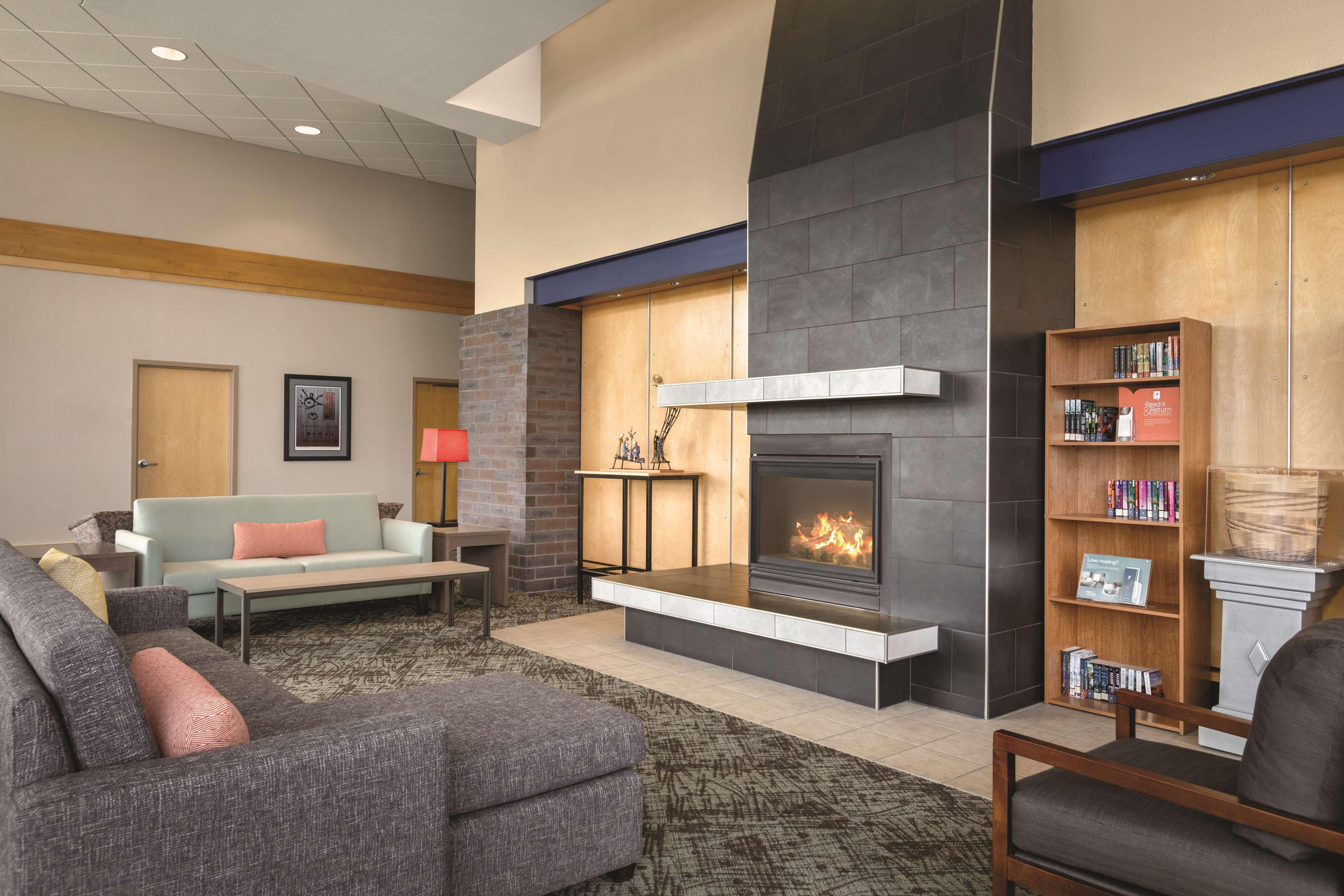 Vista Lobby Country Inn & Suites by Radisson, Fergus Falls, MN
