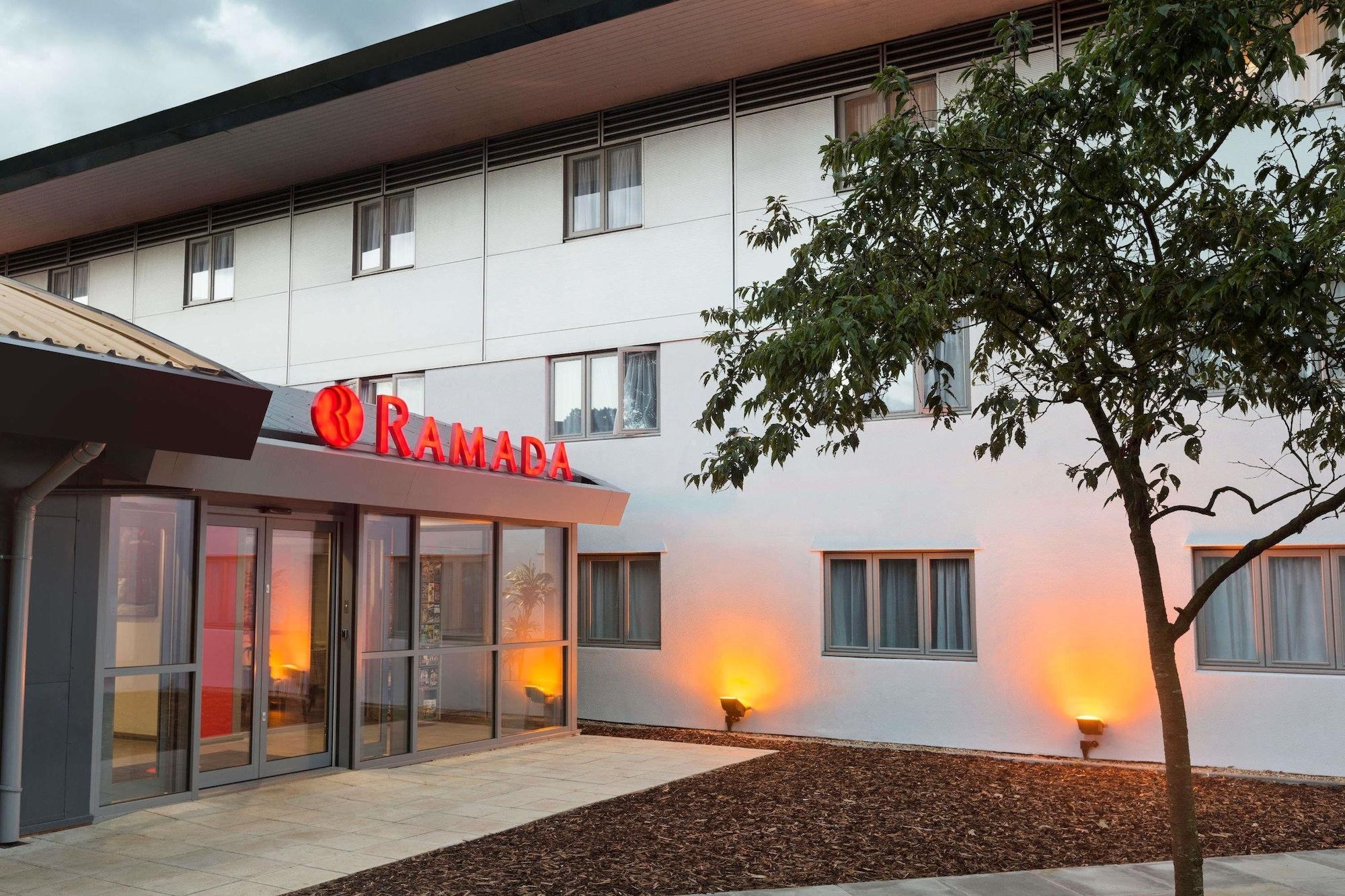 Vista Exterior Ramada by Wyndham South Mimms M25