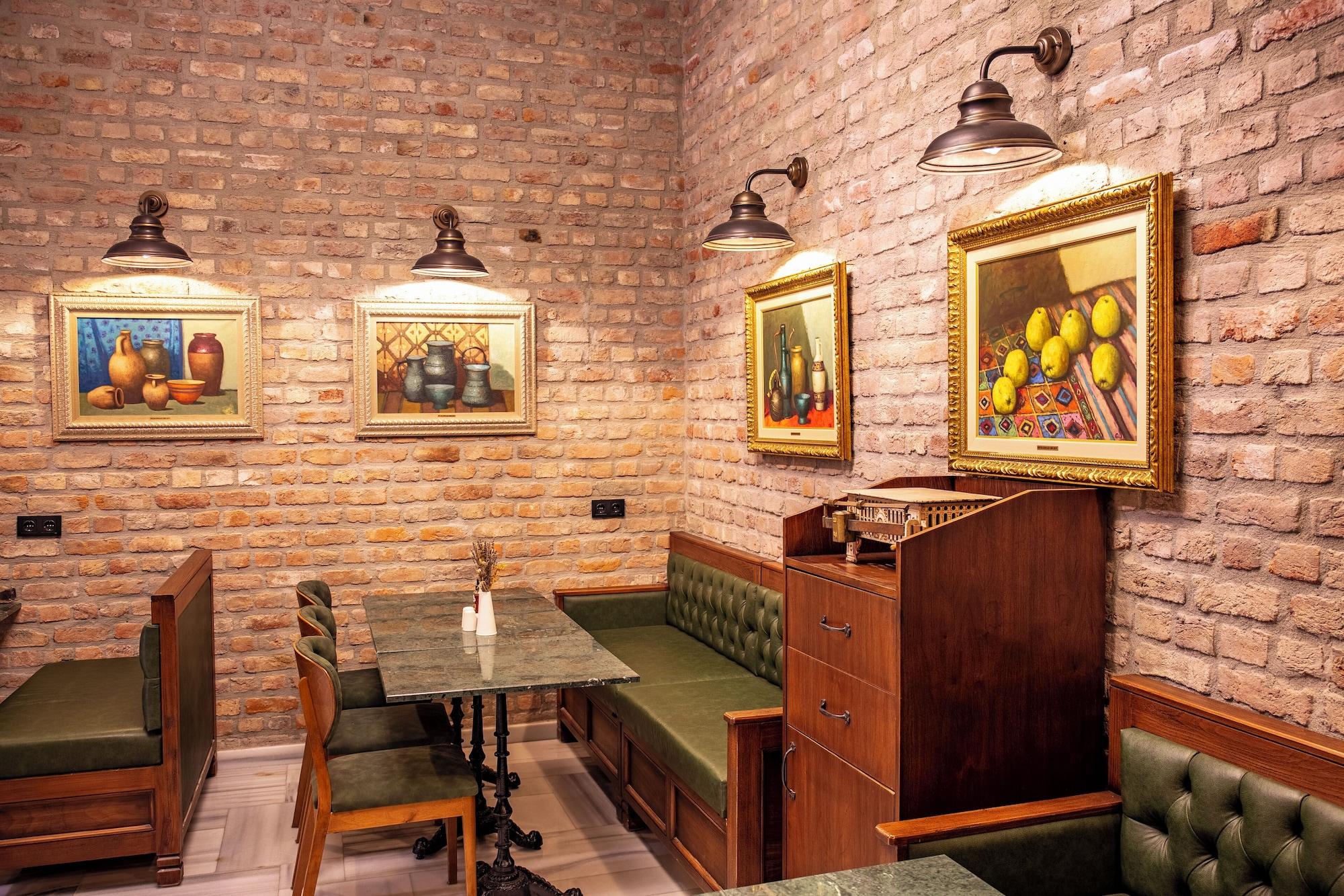 Restaurant Tin Suites