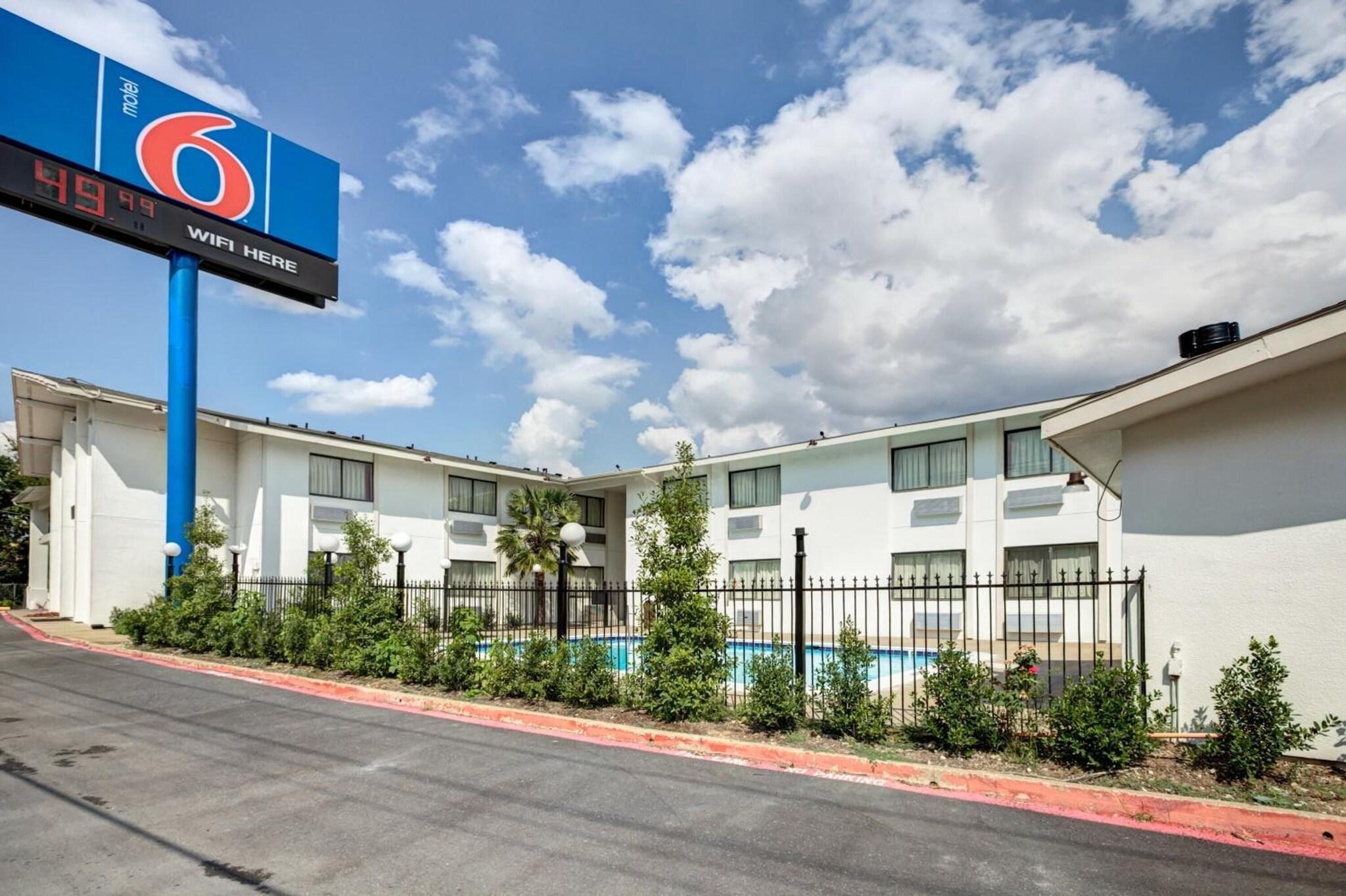 Vista Exterior Motel 6 Dallas, TX - South