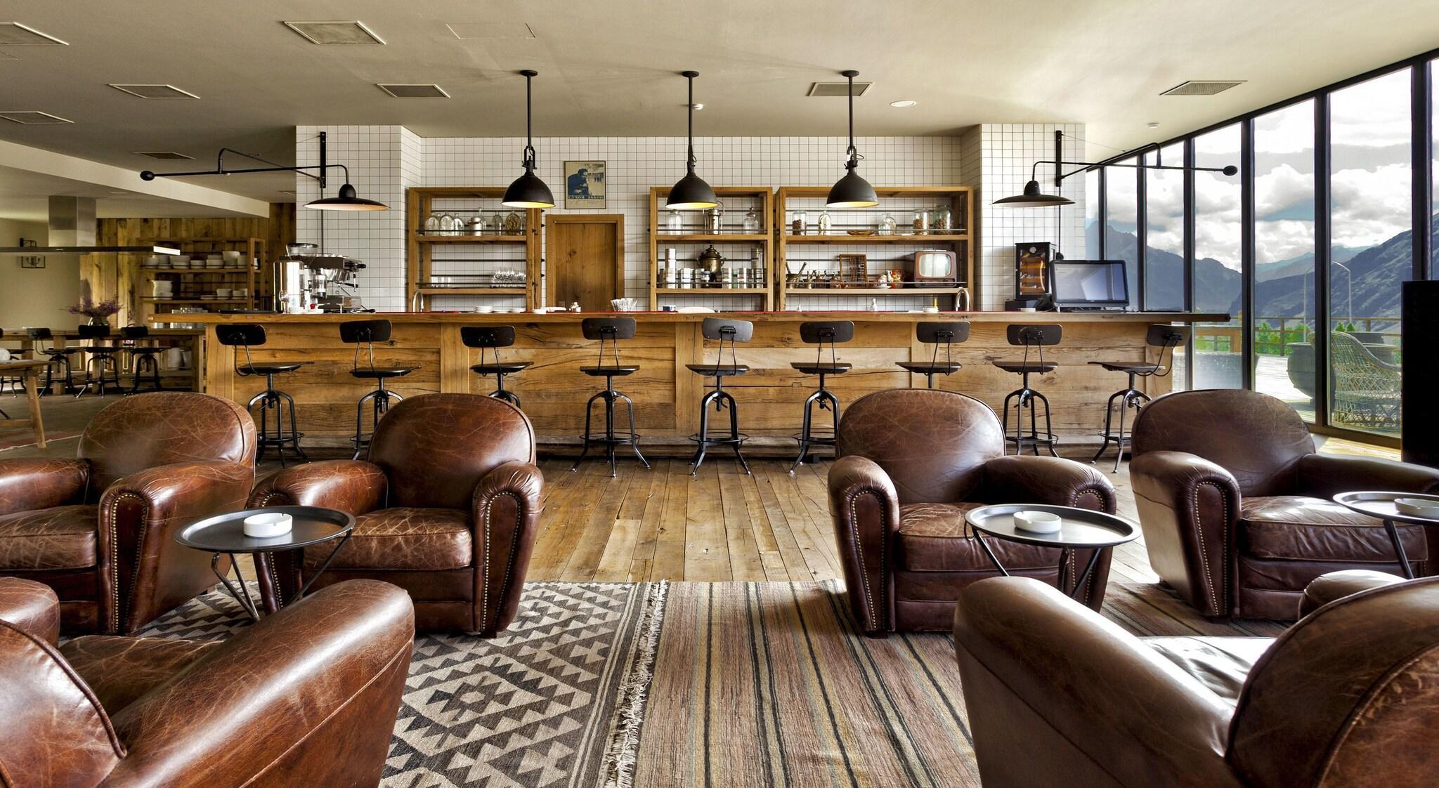 Bar/Salón Rooms Hotel Kazbegi