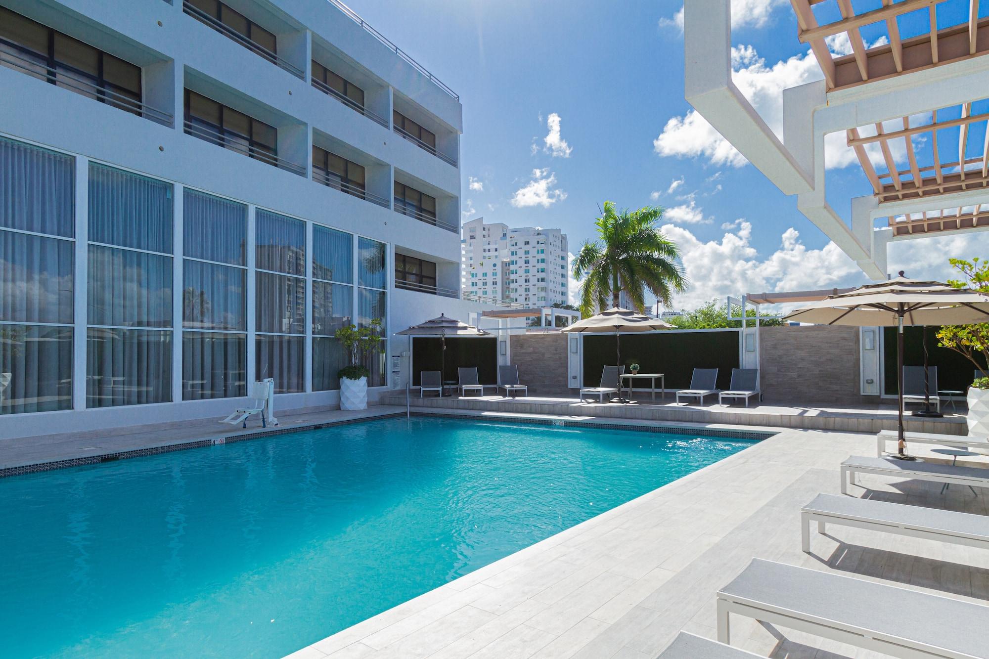 Vista Piscina TRYP by Wyndham Isla Verde