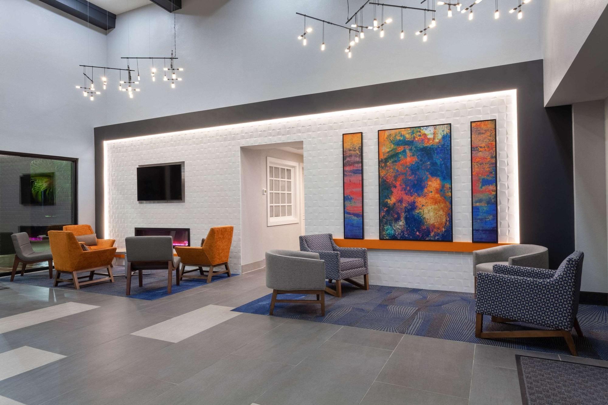 Vista Lobby La Quinta Inn & Suites by Wyndham Ft. Myers-Sanibel Gateway