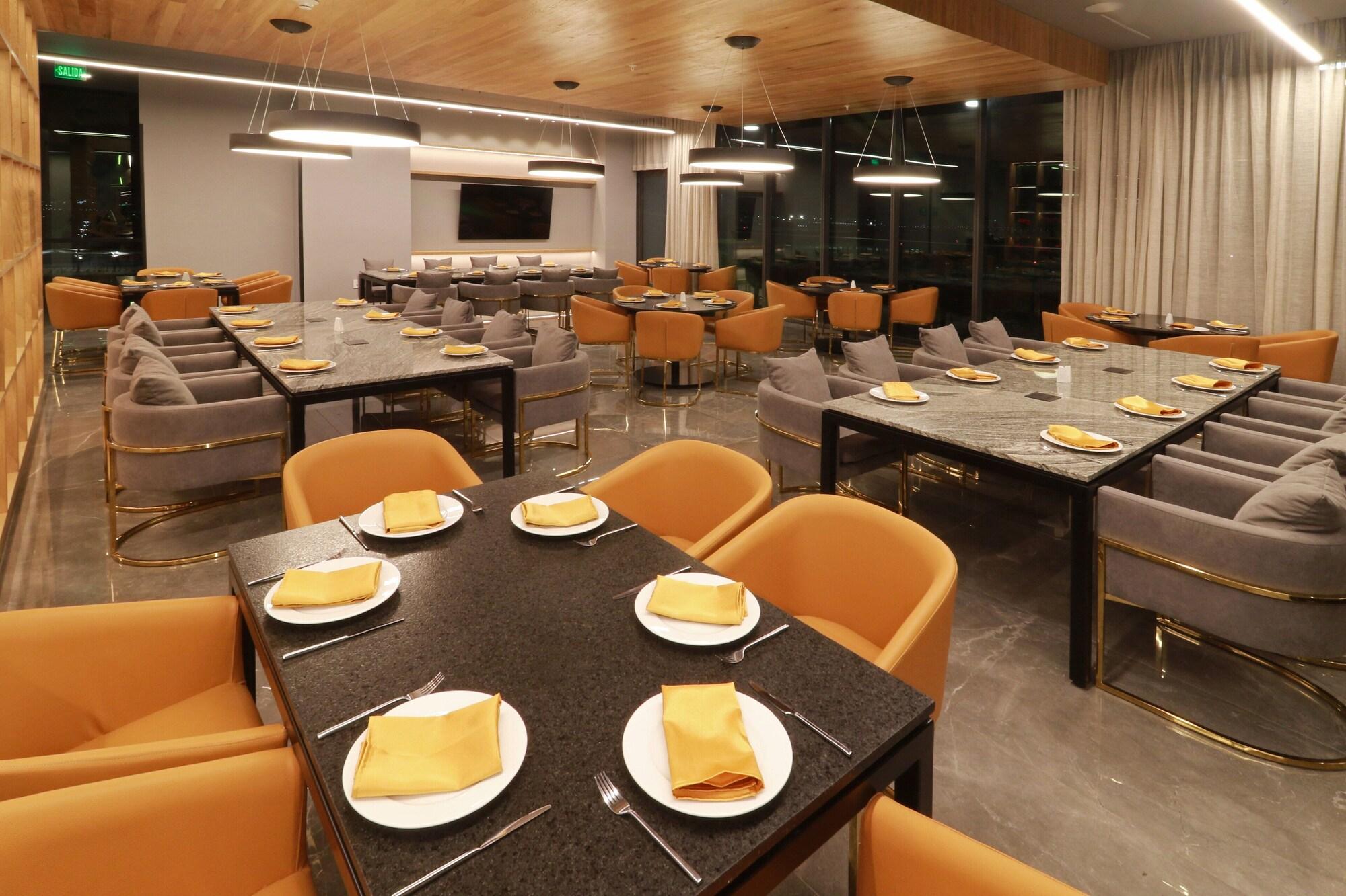 Restaurant Holiday Inn Hotel and Suites Mexico Felipe Angeles Airport by IHG