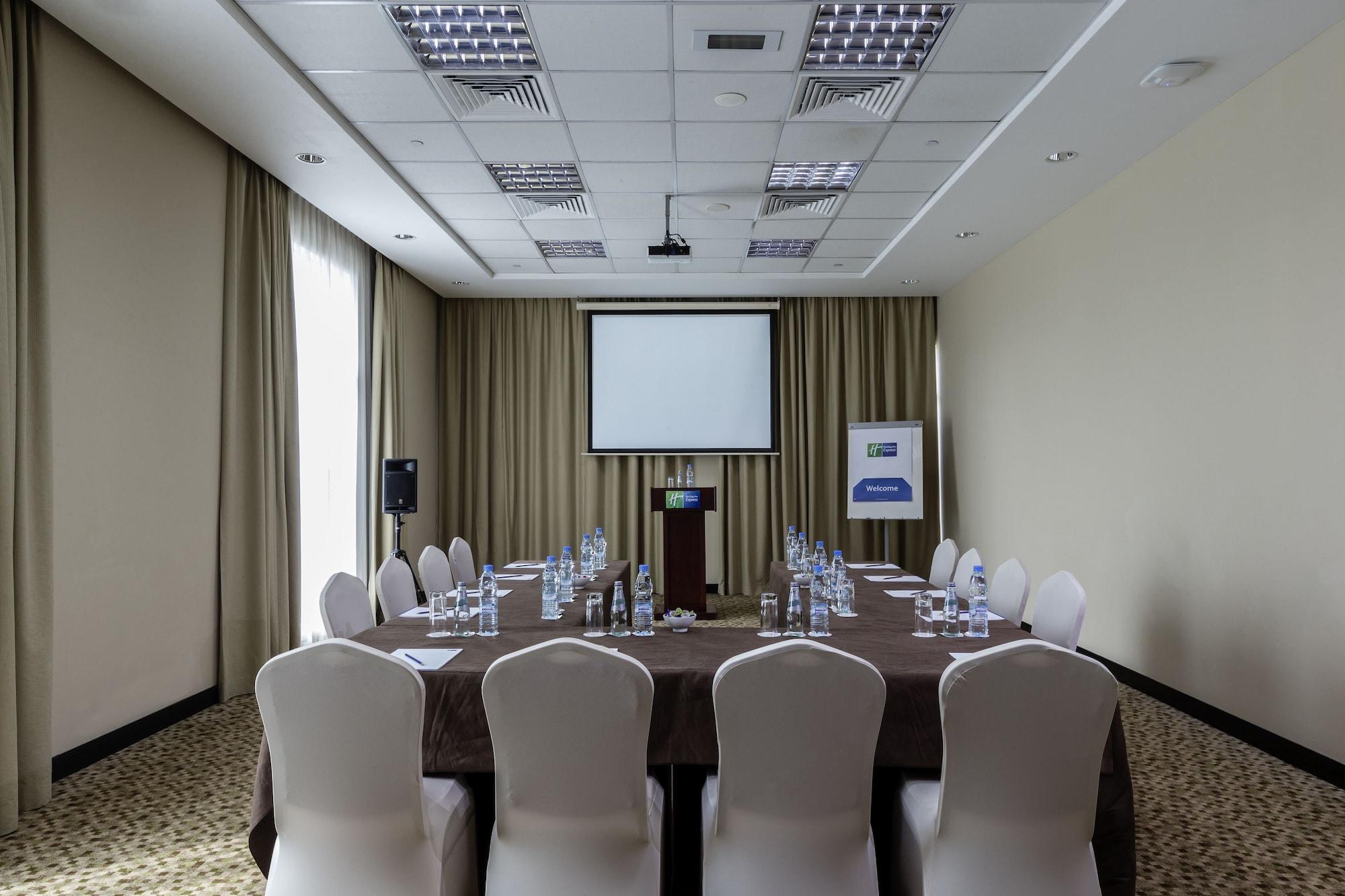 Sala de Reuniones Holiday Inn Express Dubai Jumeirah by IHG