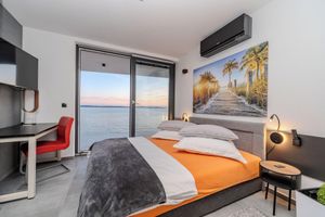 Alquiler Vacacional - Jimmys Beach Privlaka: Penthouse dream, right by the sea and heated pool