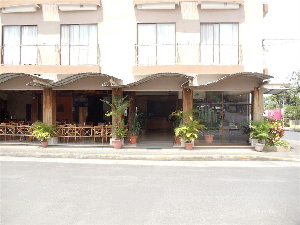 Vista Exterior Hotel La Fortuna