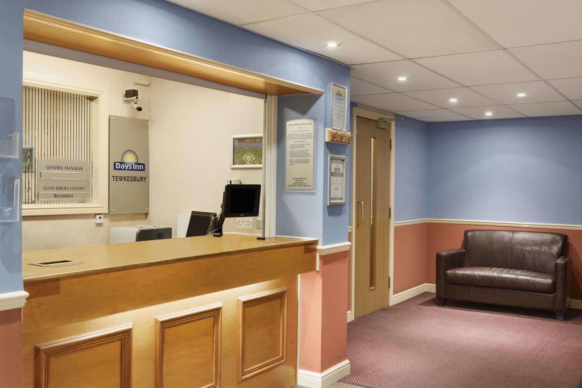 Vista Lobby Days Inn by Wyndham Tewkesbury Strensham