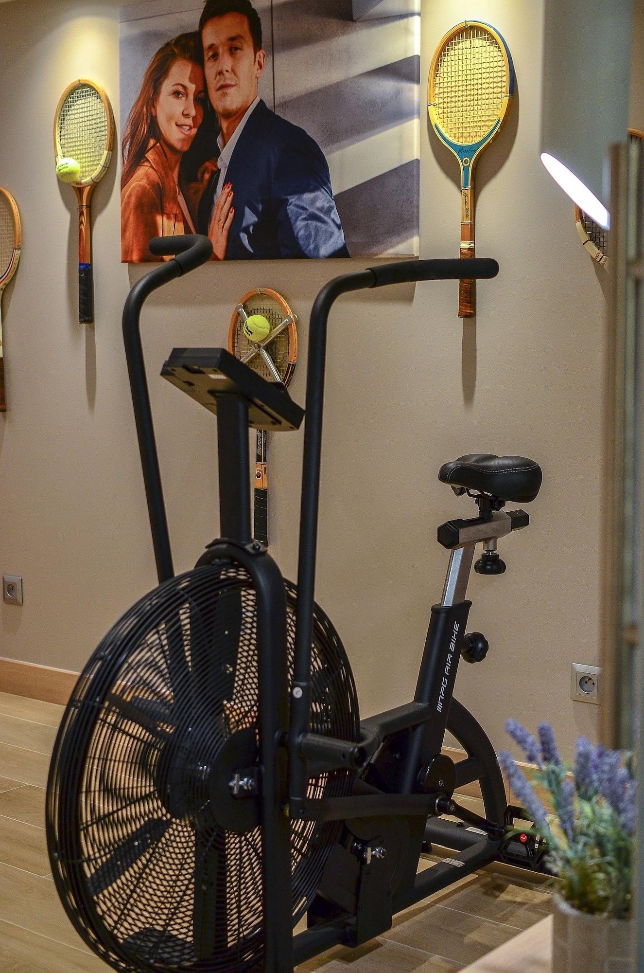 Gimnasio AGA Tenis Apartments by Radwanska