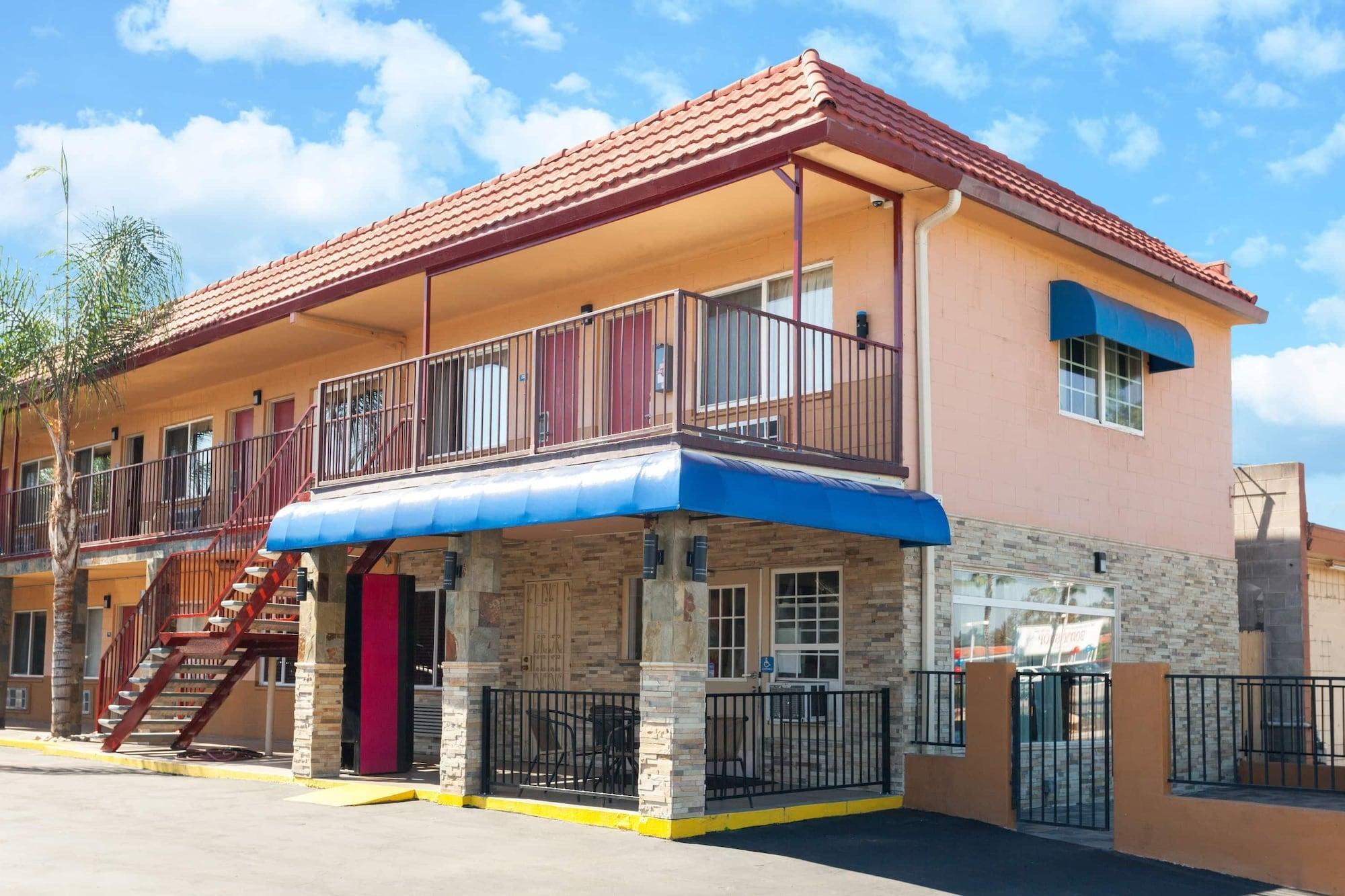 Vista Exterior Travelodge by Wyndham El Cajon