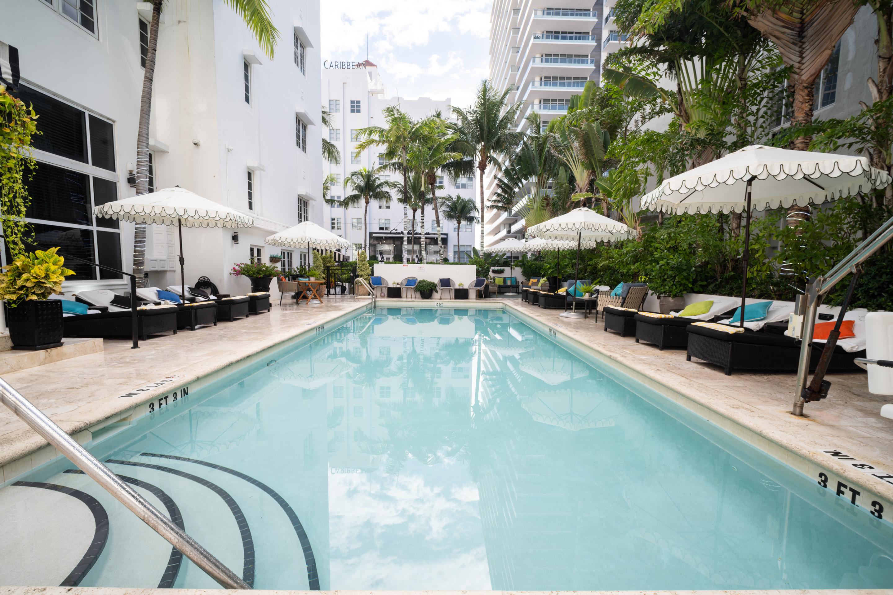 Vista Piscina Hotel Croydon