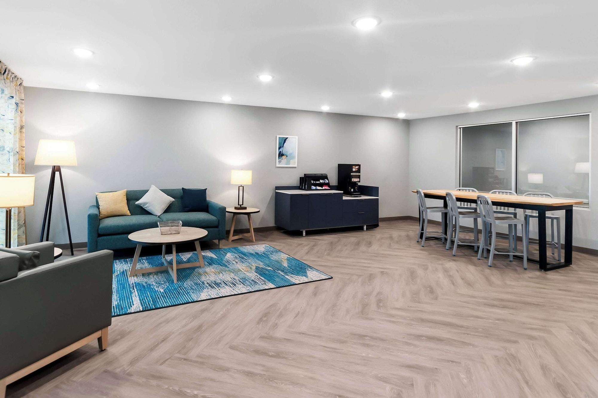 Vista Lobby Woodspring Suites Pensacola West