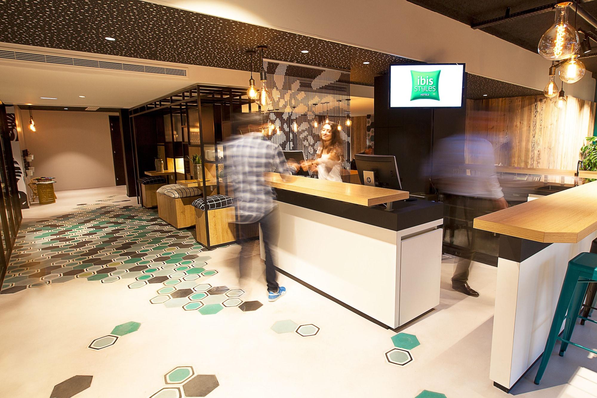 Vista Lobby ibis Styles Paris 16 Boulogne
