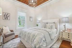 Alquiler Vacacional - Elegant Downtown Burlington Retreat – Walk to Lake, Shops & Dining!