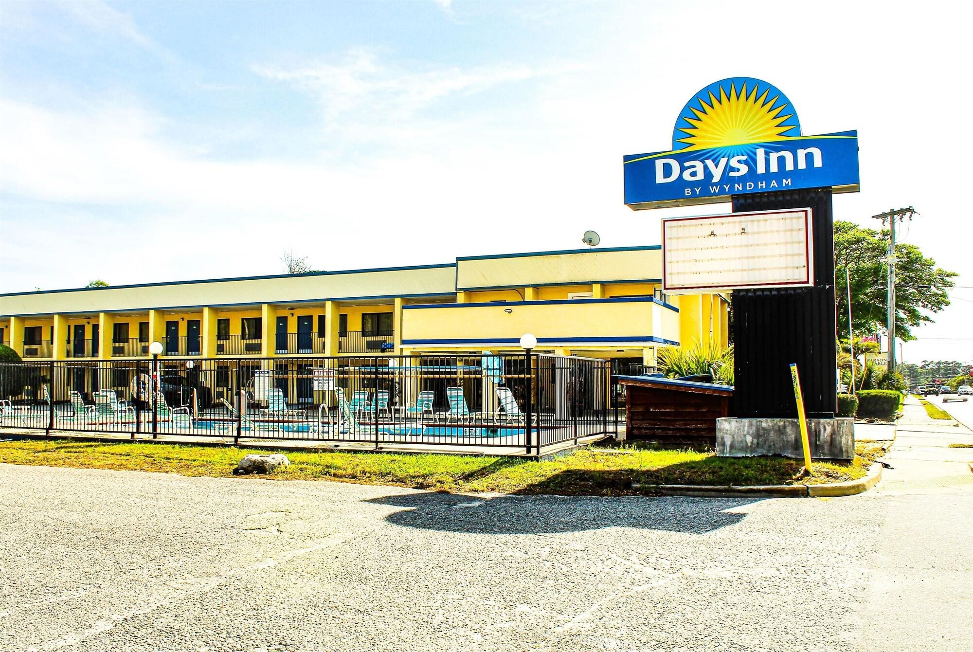 Vista Exterior Days Inn by Wyndham Little River