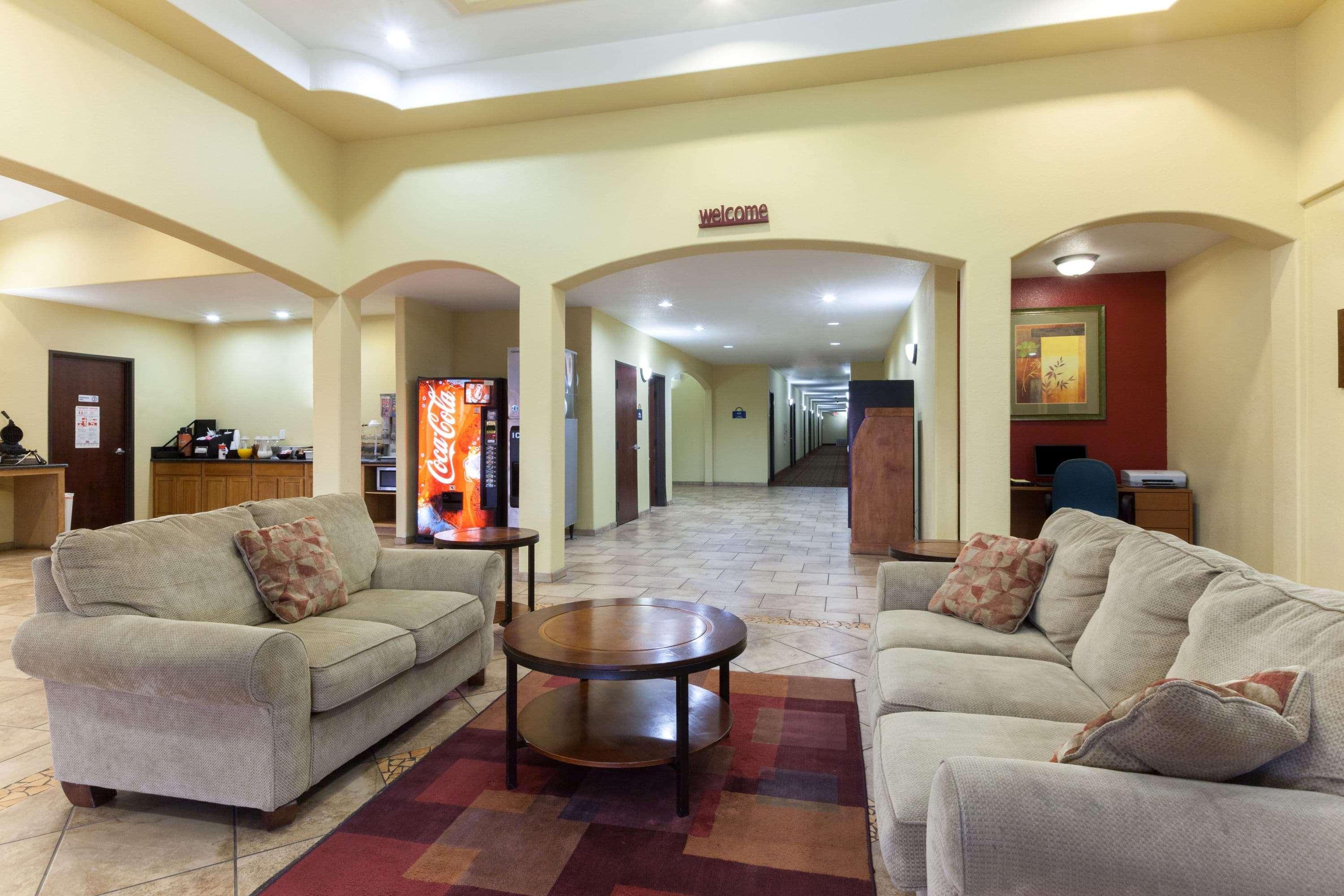 Vista Lobby Days Inn by Wyndham San Antonio at Palo Alto