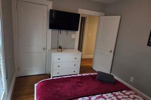 Alquiler Vacacional - Fabulous 2-bedroom cottage in Charlotte. Pet friendly and high speed internet!