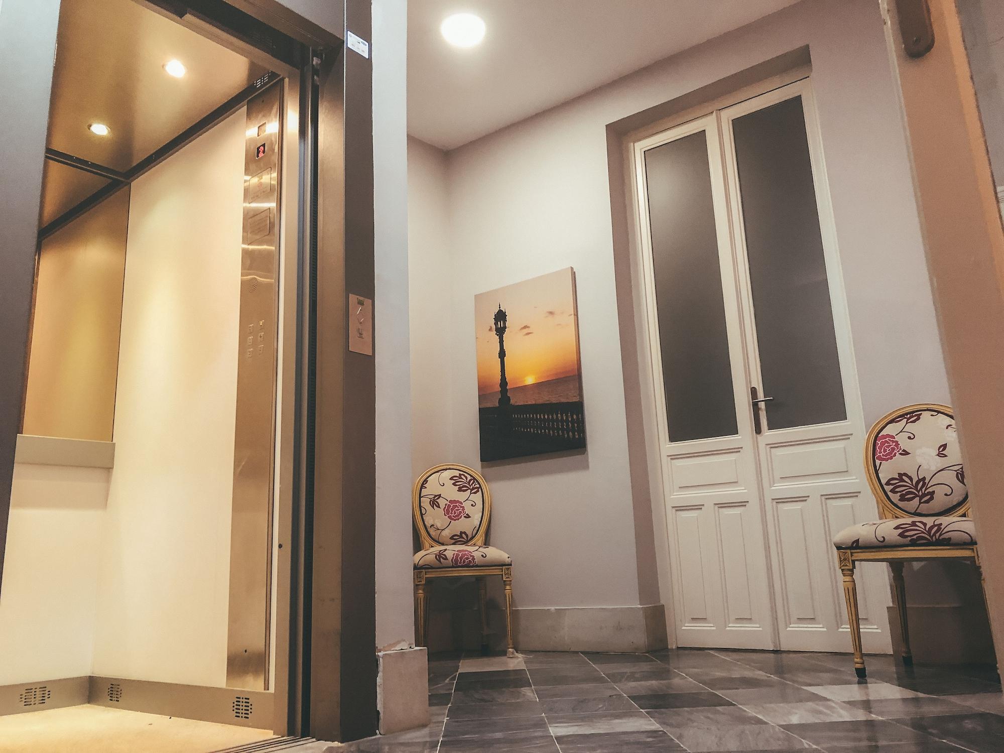 Varios Apodaca Rooms