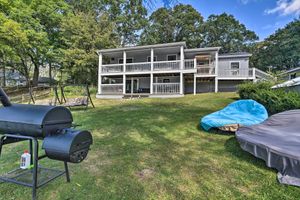 Alquiler Vacacional - Cozy Lakefront Lapeer House w/ 2 Paddle Boats!