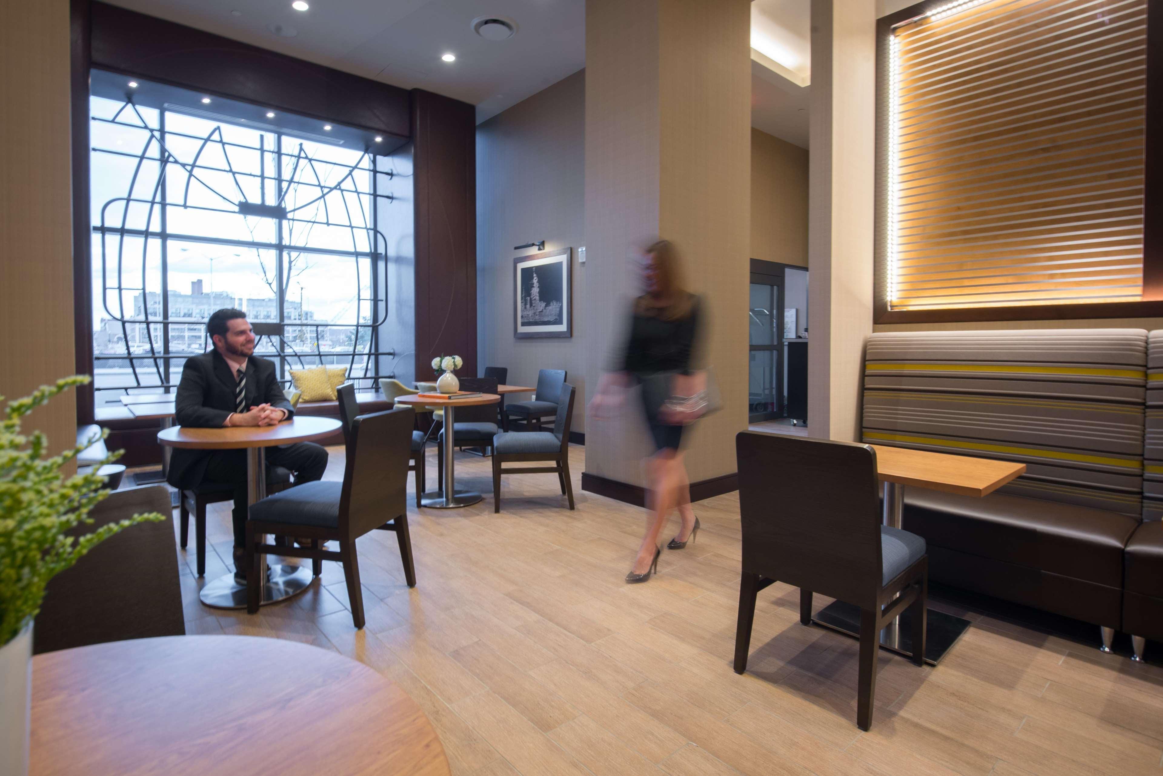Vista Lobby Hampton Inn & Suites Washington DC-Navy Yard