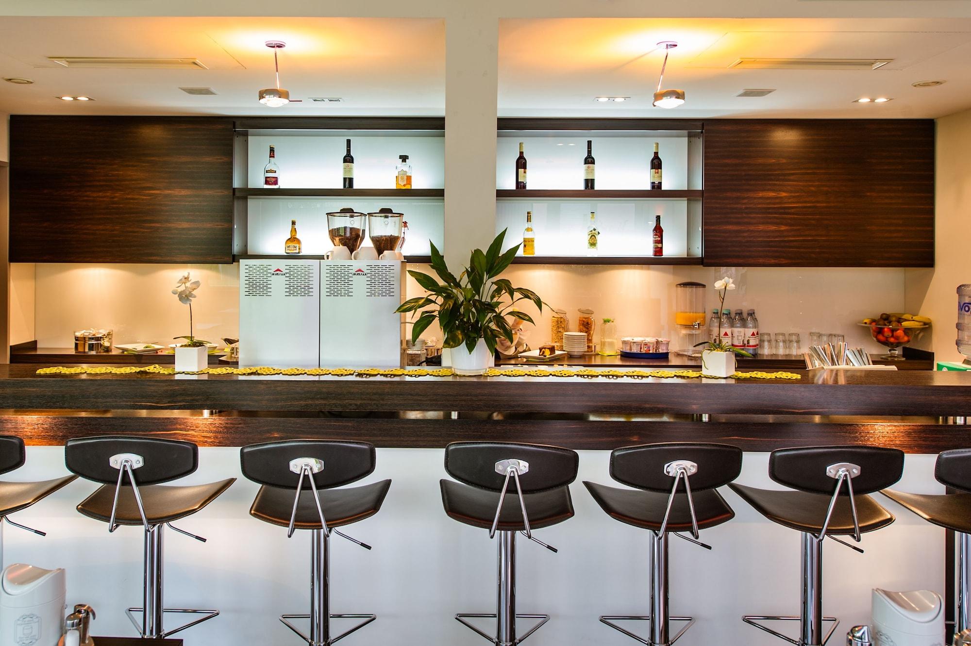 Bar/Salón Hotel Mainstation