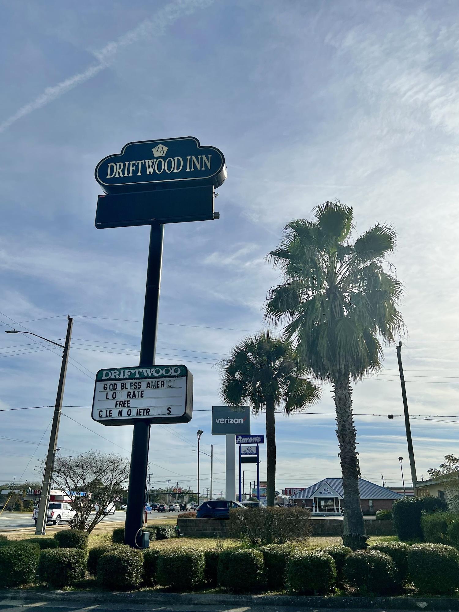Varios Driftwood Inn