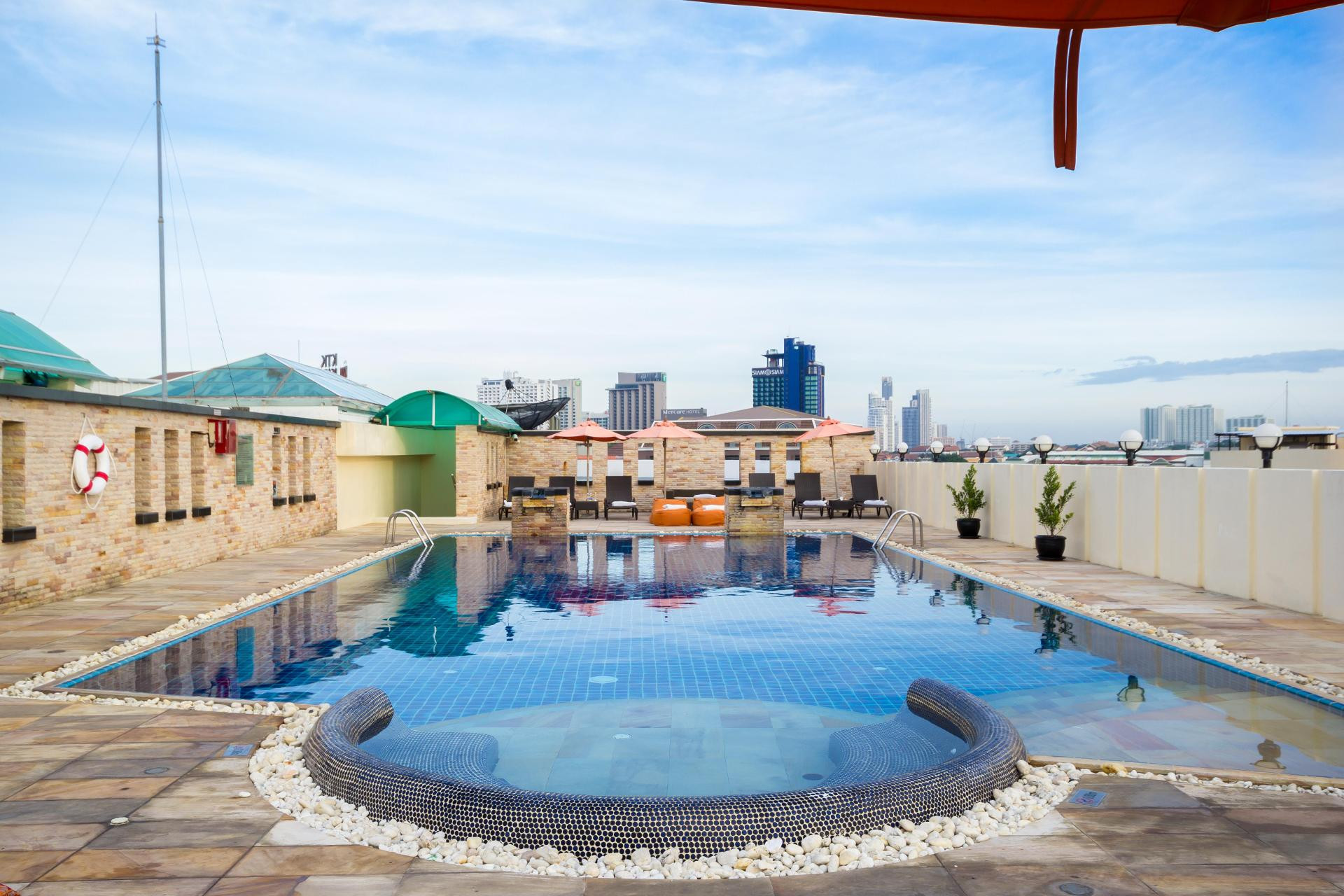 Vista Exterior Nova Suites Pattaya by Compass Hospitality