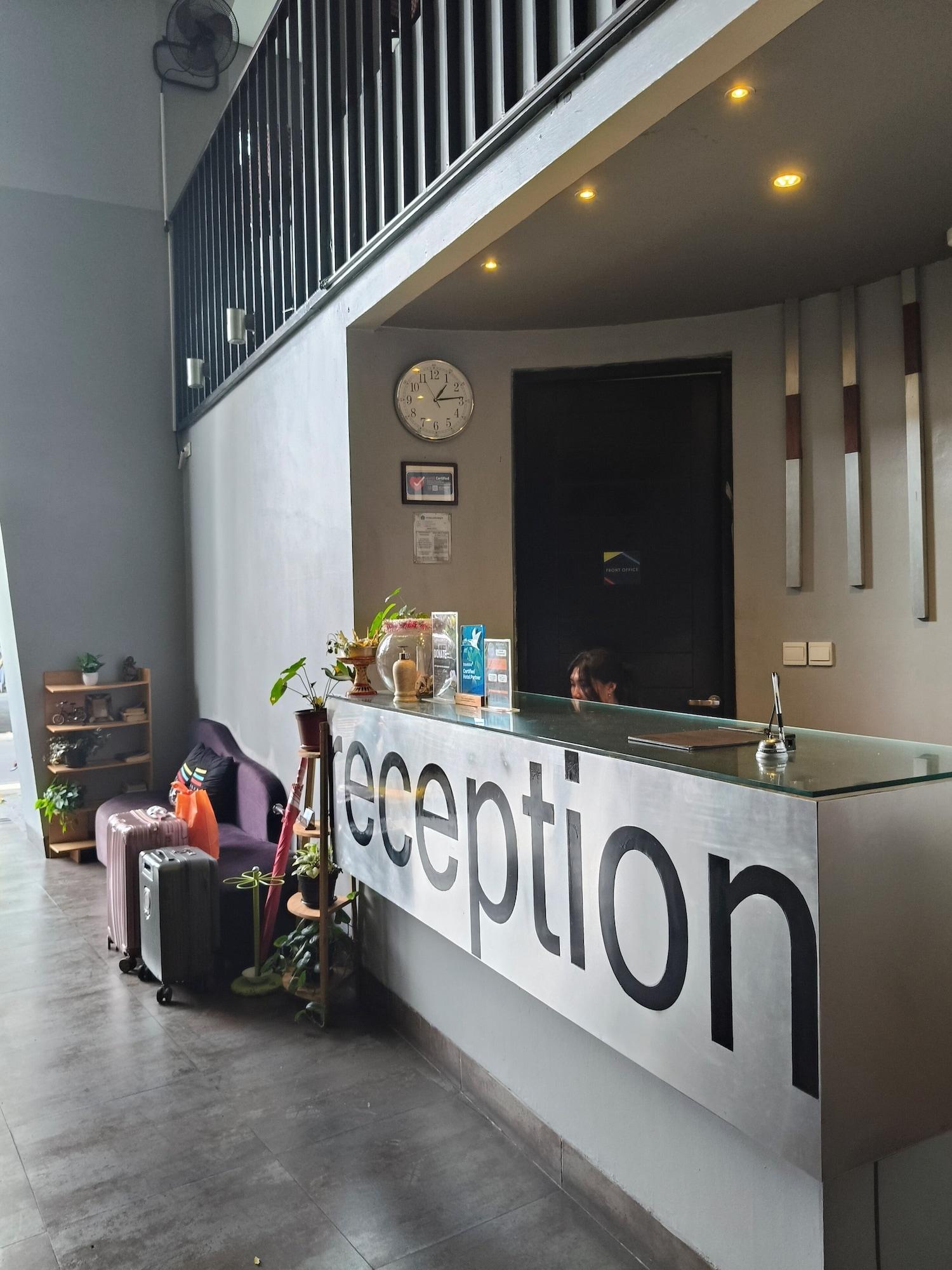 Varios Loft Legian Hotel